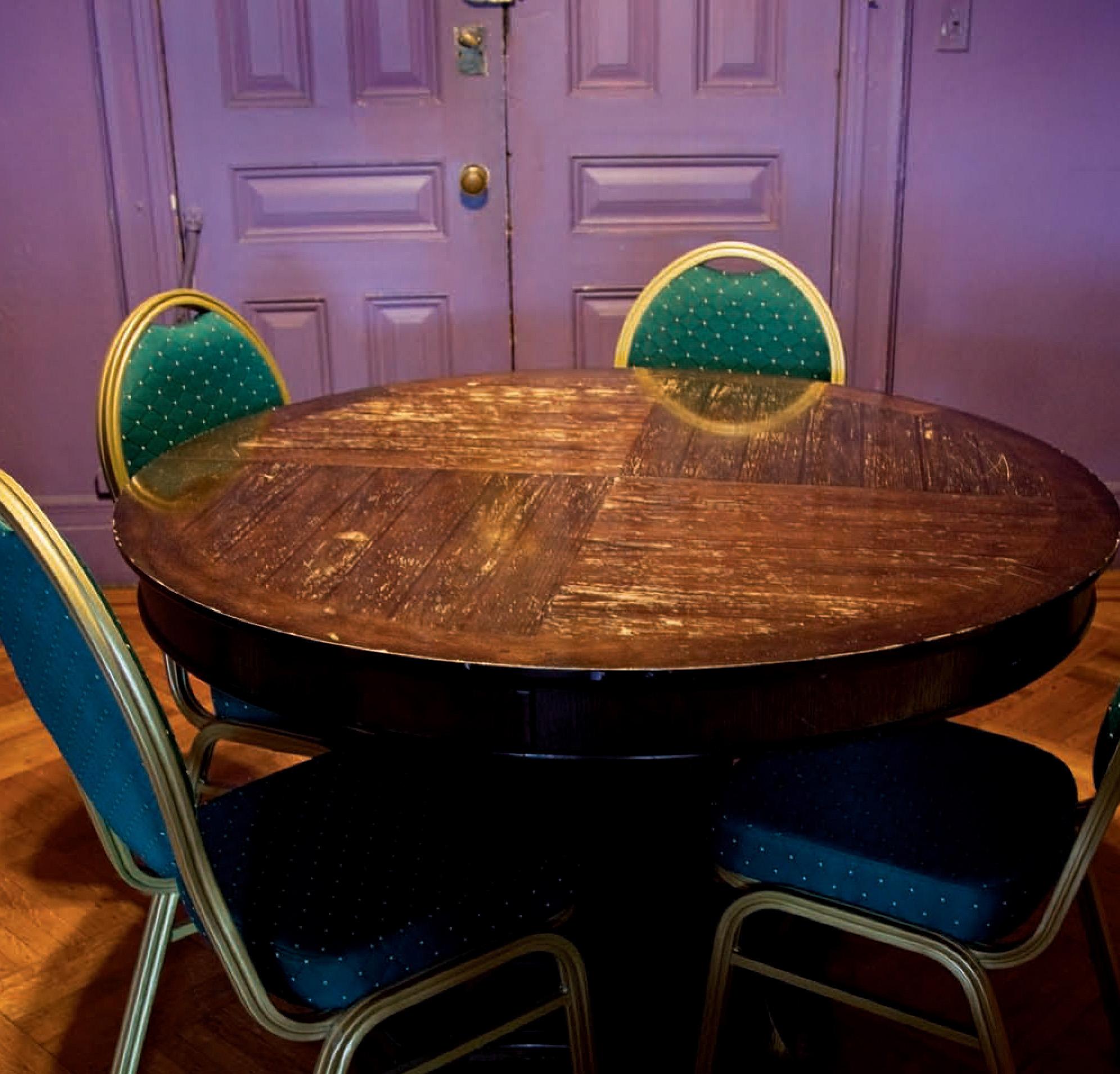 Hotel Chelsea, Nueva York. Quinta planta, Sur - Photograph Contemporáneo de Victoria Cohen