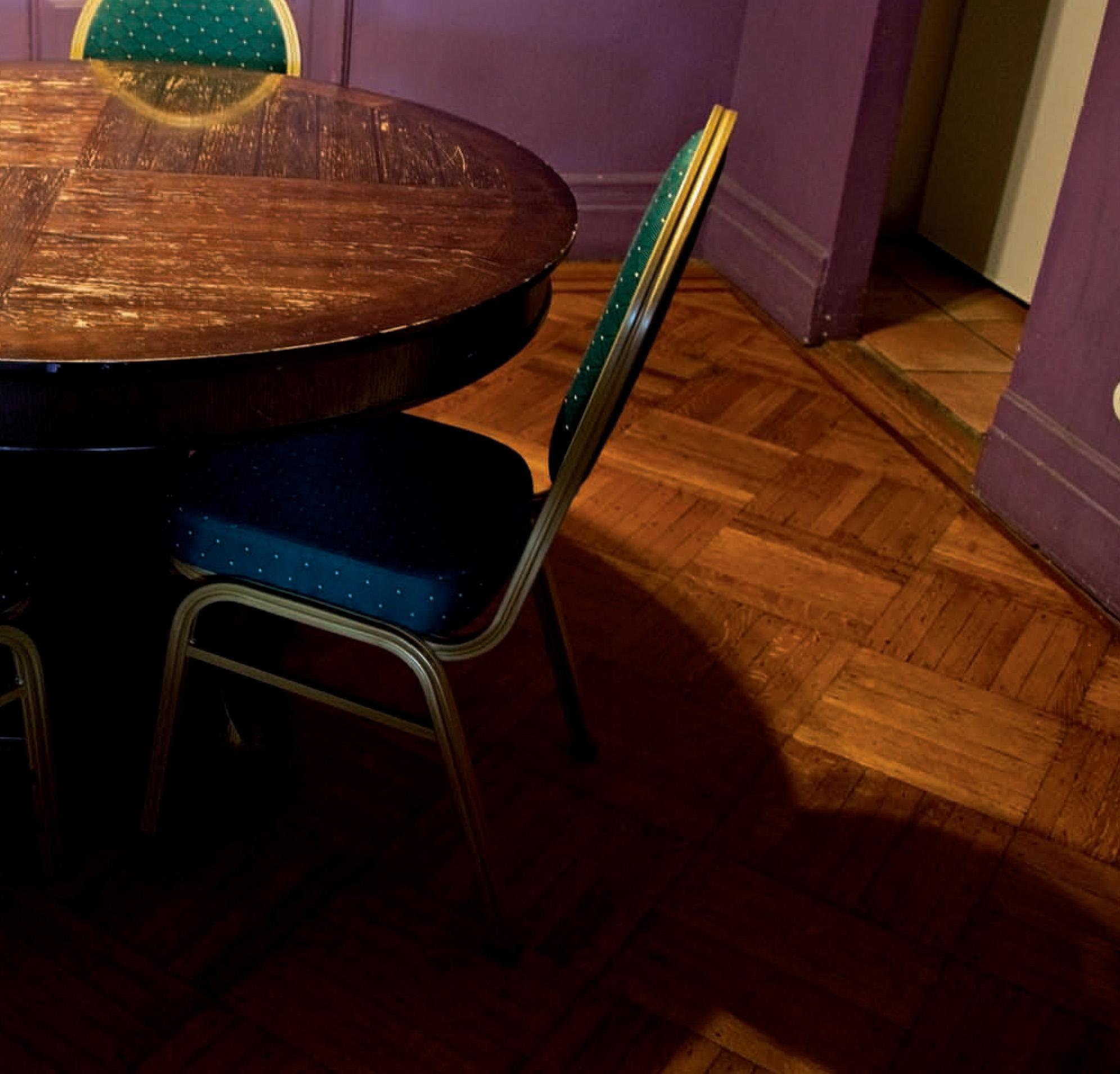 Hotel Chelsea, Nueva York. Quinta planta, Sur - Color Photograph Negro de Victoria Cohen