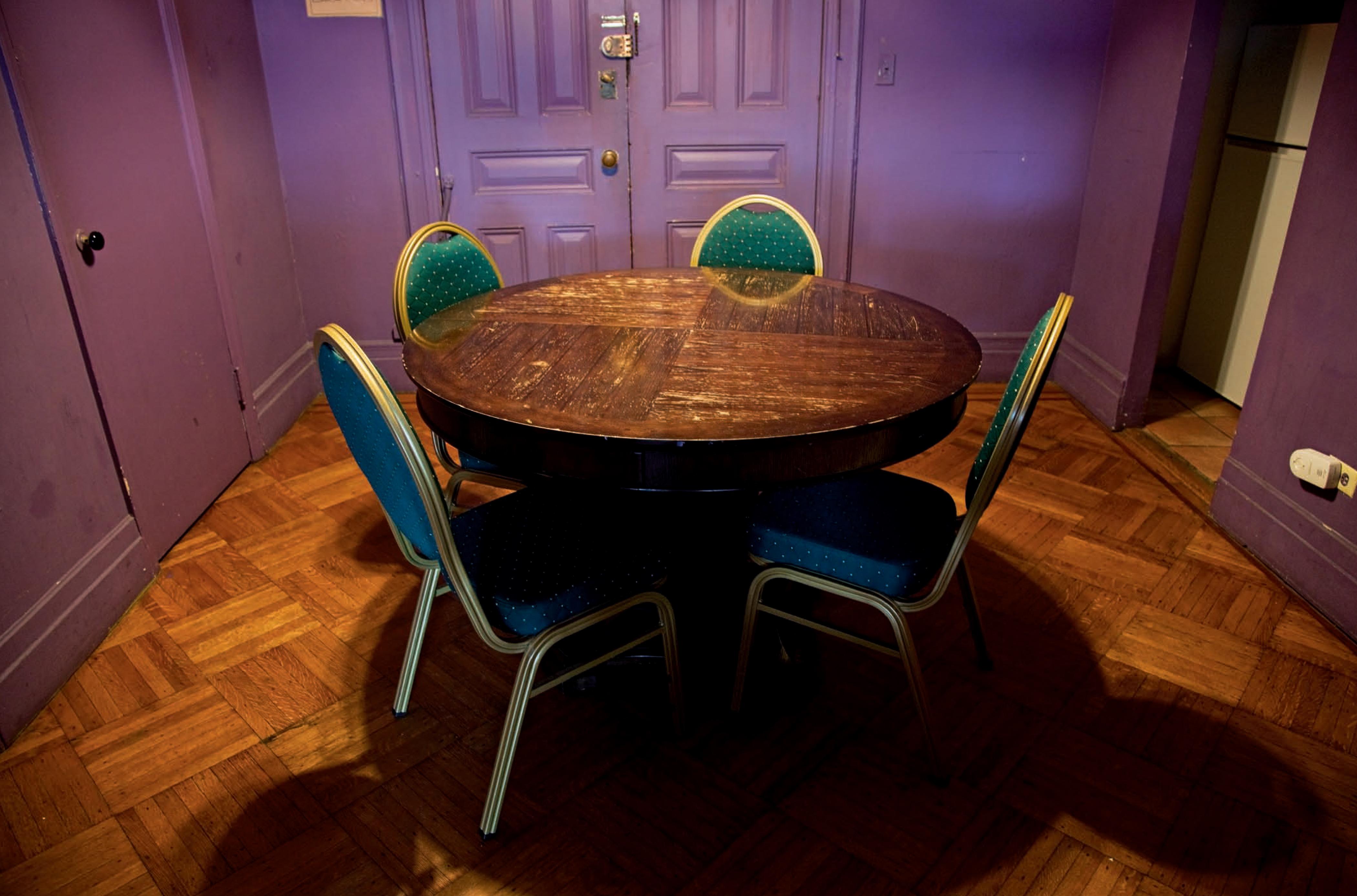 Color Photograph de Victoria Cohen - Hotel Chelsea, Nueva York. Quinta planta, Sur