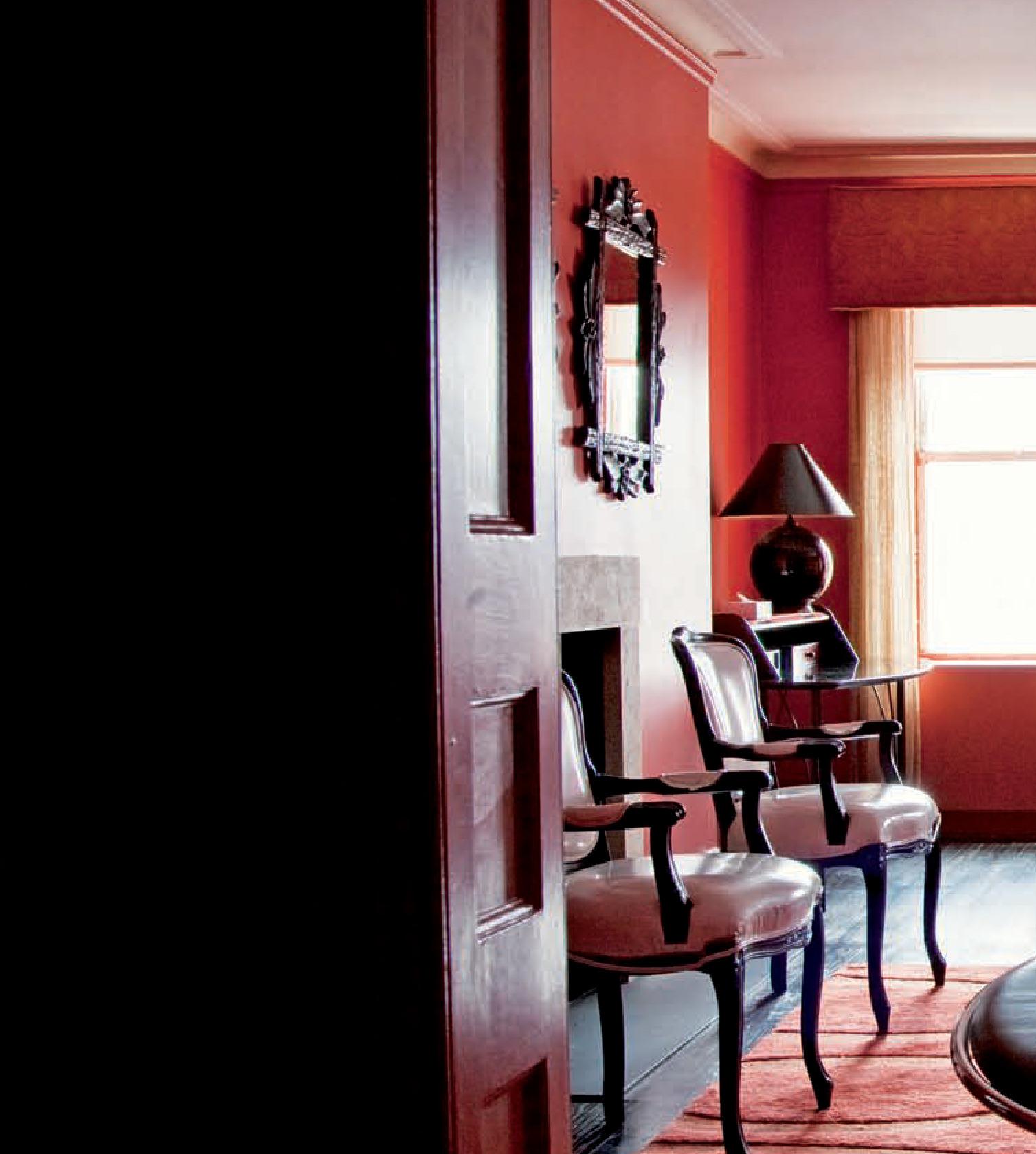 Hôtel Chelsea, New York. Chambre 1024 - Noir Color Photograph par Victoria Cohen