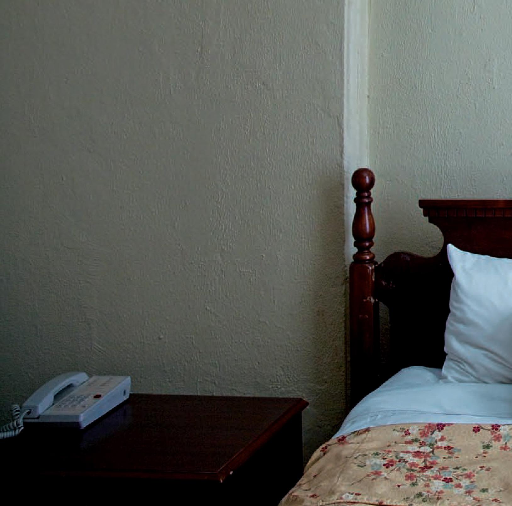 Hôtel Chelsea, New York. Chambre 128 - Gris Color Photograph par Victoria Cohen
