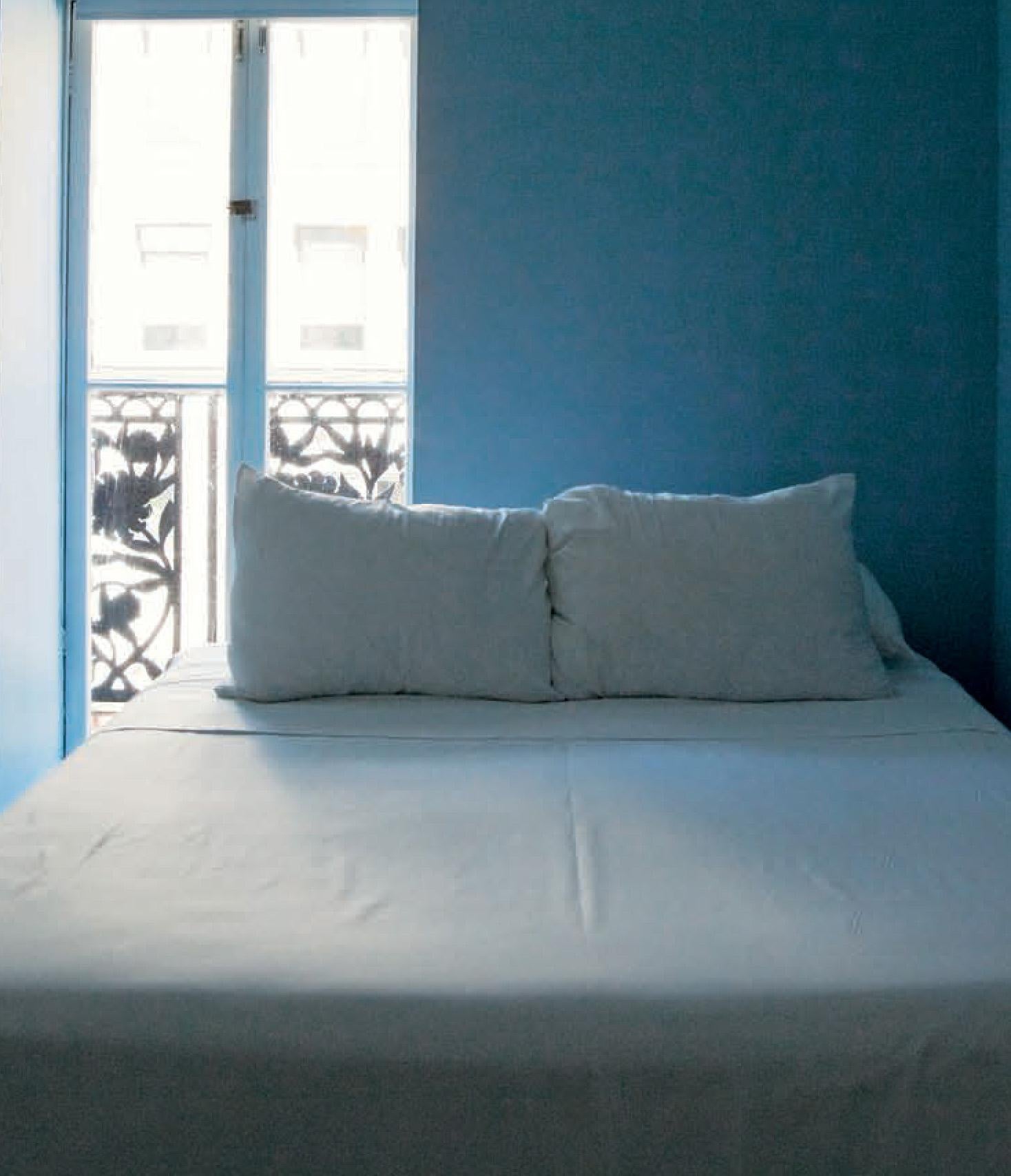 Hotel Chelsea, New York. Stanza 227 - Landscape Photograph Blu di Victoria Cohen