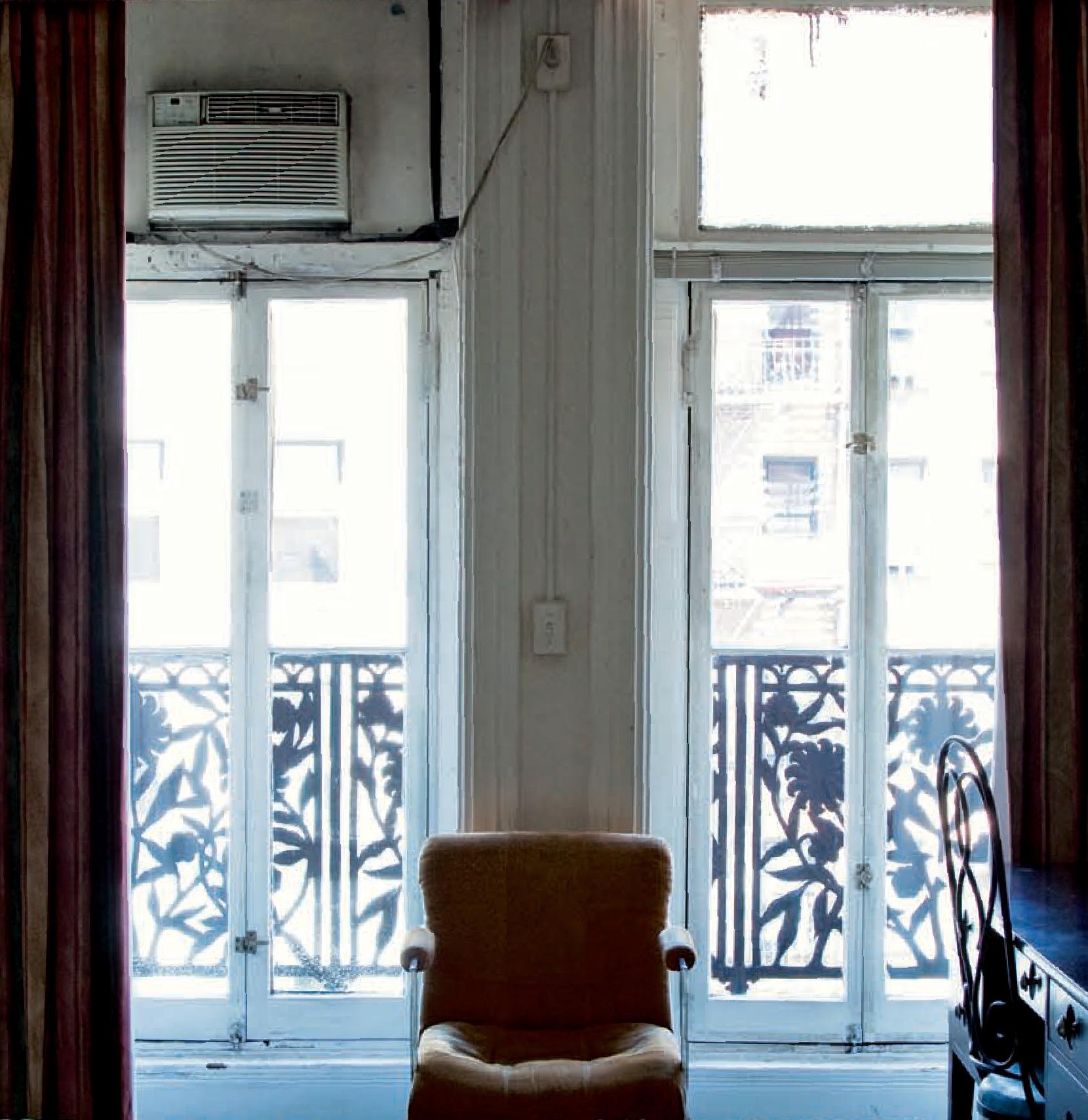 Hotel Chelsea, New York. Stanza 229 - Photograph Contemporaneo di Victoria Cohen