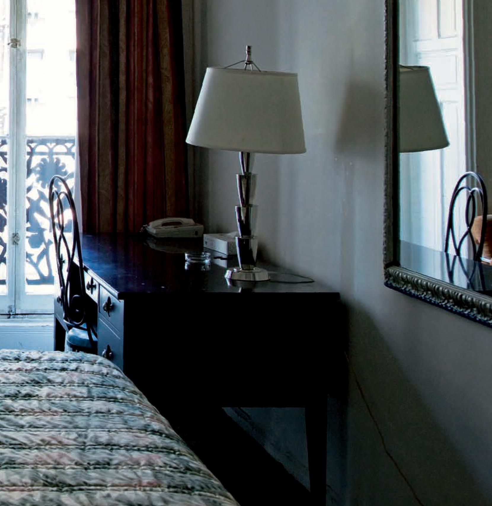 Hotel Chelsea, New York. Stanza 229 - Landscape Photograph Nero di Victoria Cohen