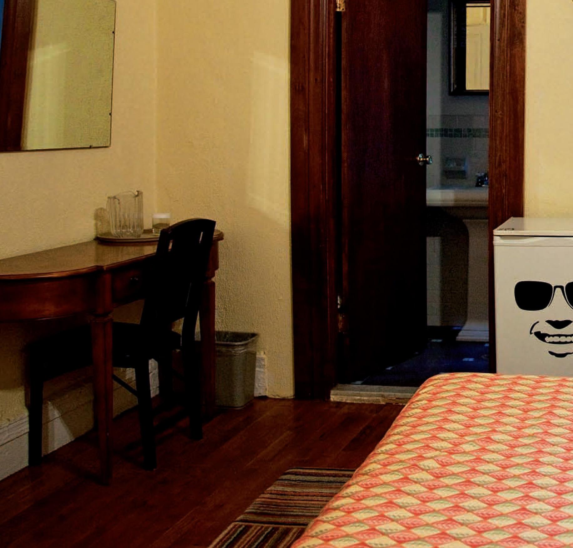 Hotel Chelsea, New York. Camera 23 - Photograph di Victoria Cohen