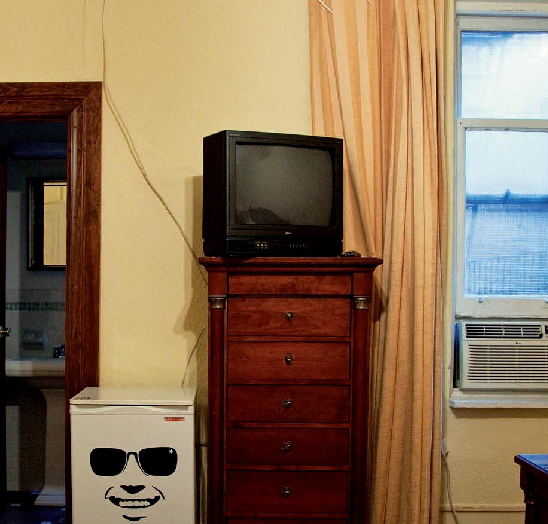 Hotel Chelsea, New York. Camera 23 - Photograph Contemporaneo di Victoria Cohen