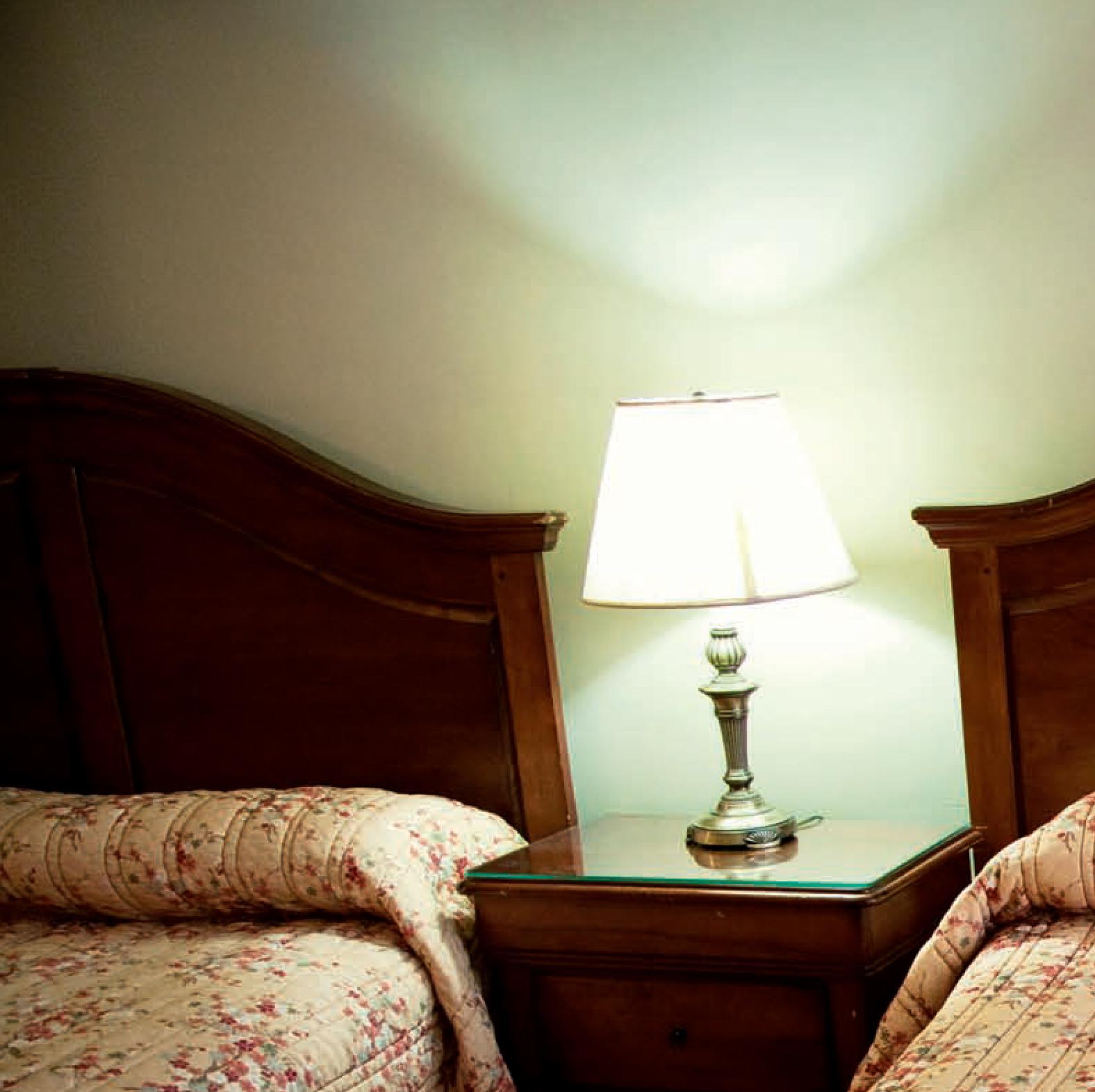Hotel Chelsea, New York. ROOMS 322 – Photograph von Victoria Cohen