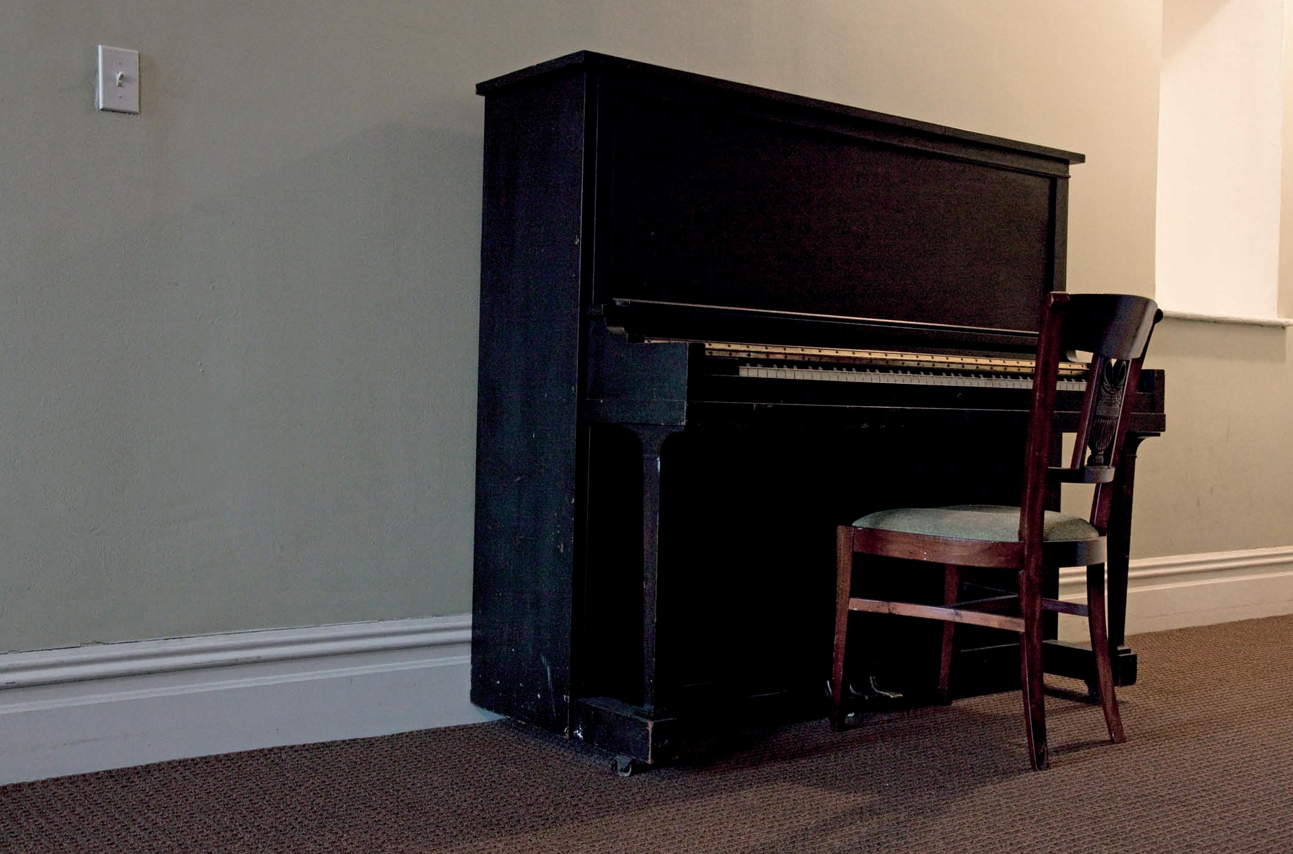 Landscape Photograph di Victoria Cohen - Hotel Chelsea, New York. Stanza 410