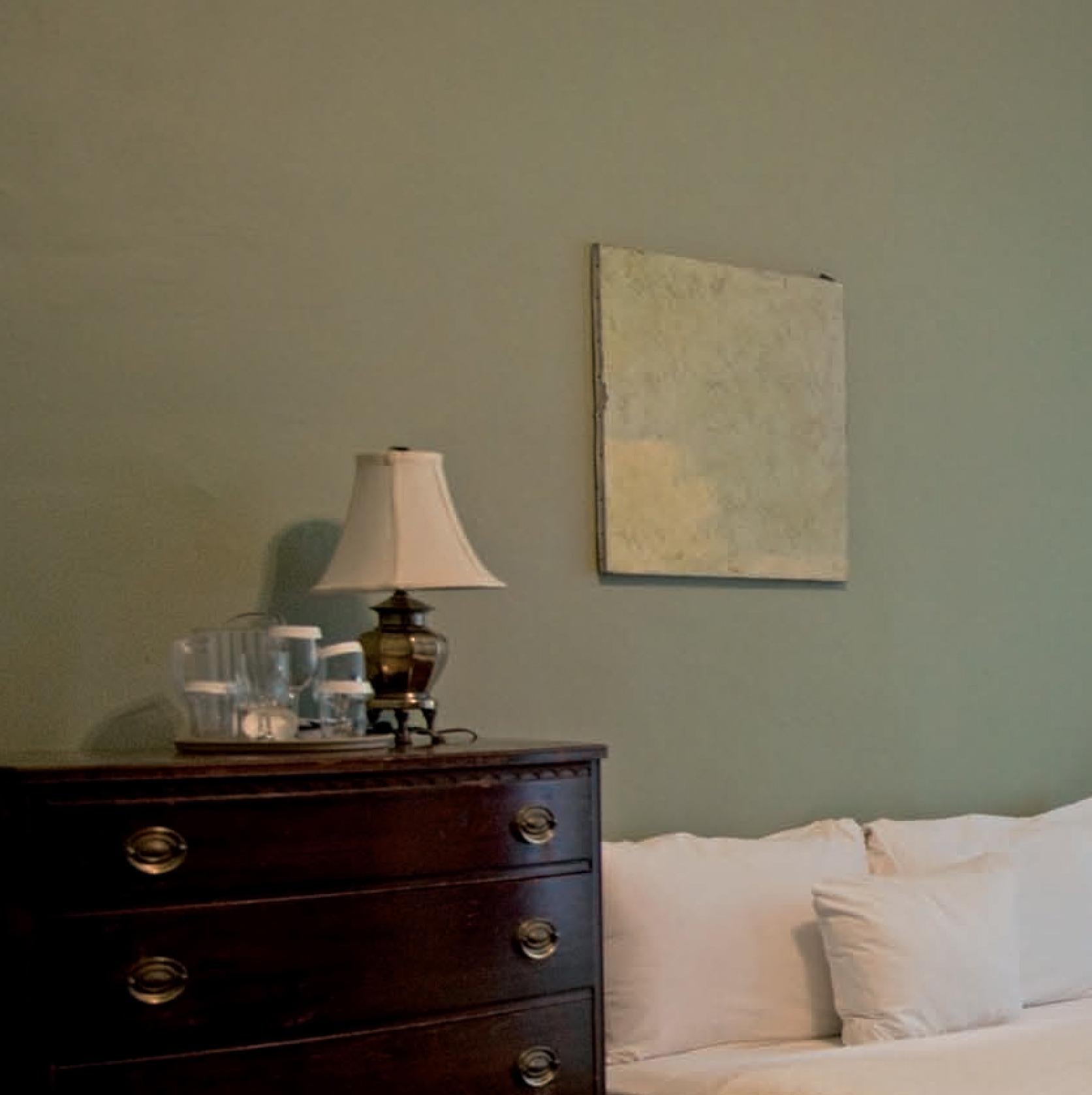 Hotel Chelsea, New York. Camera 419 - Photograph di Victoria Cohen