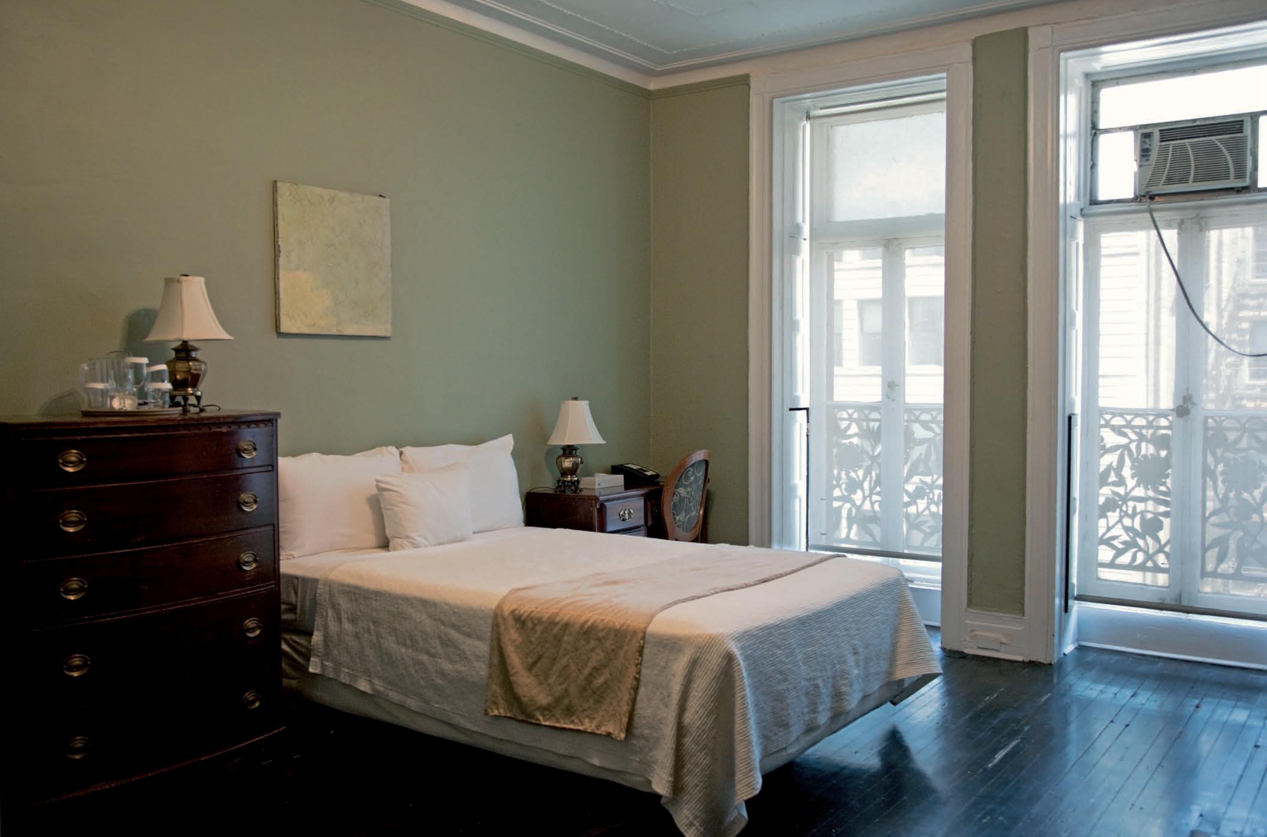 Color Photograph di Victoria Cohen - Hotel Chelsea, New York. Camera 419