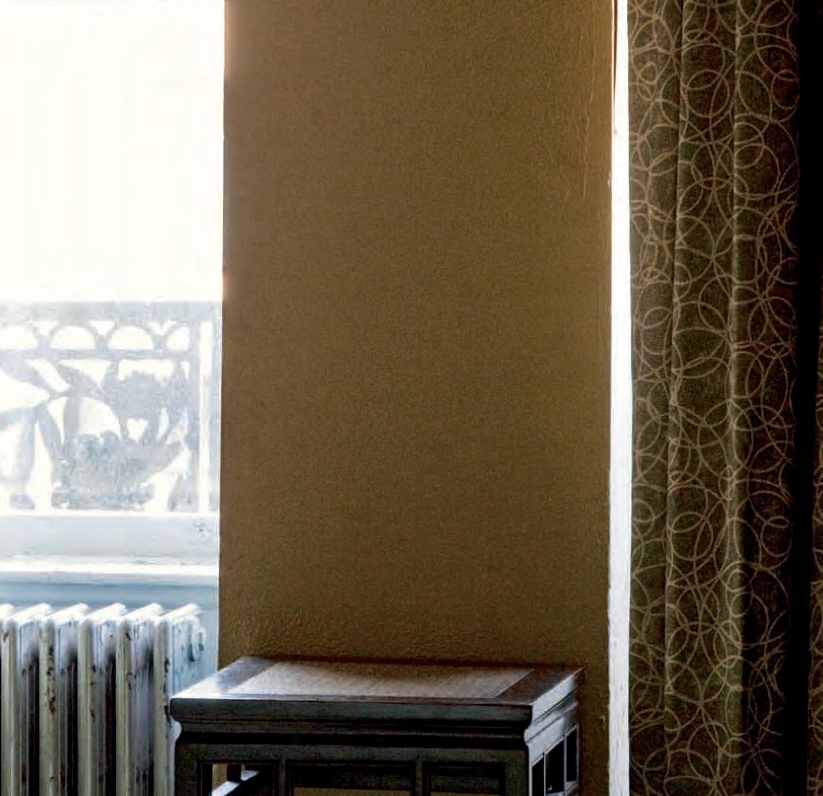 Hôtel Chelsea, New York. Chambre 507 - Noir Color Photograph par Victoria Cohen