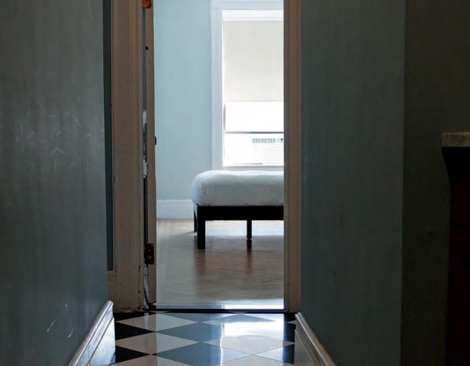 Hotel Chelsea, New York. Stanza 518 - Photograph Contemporaneo di Victoria Cohen
