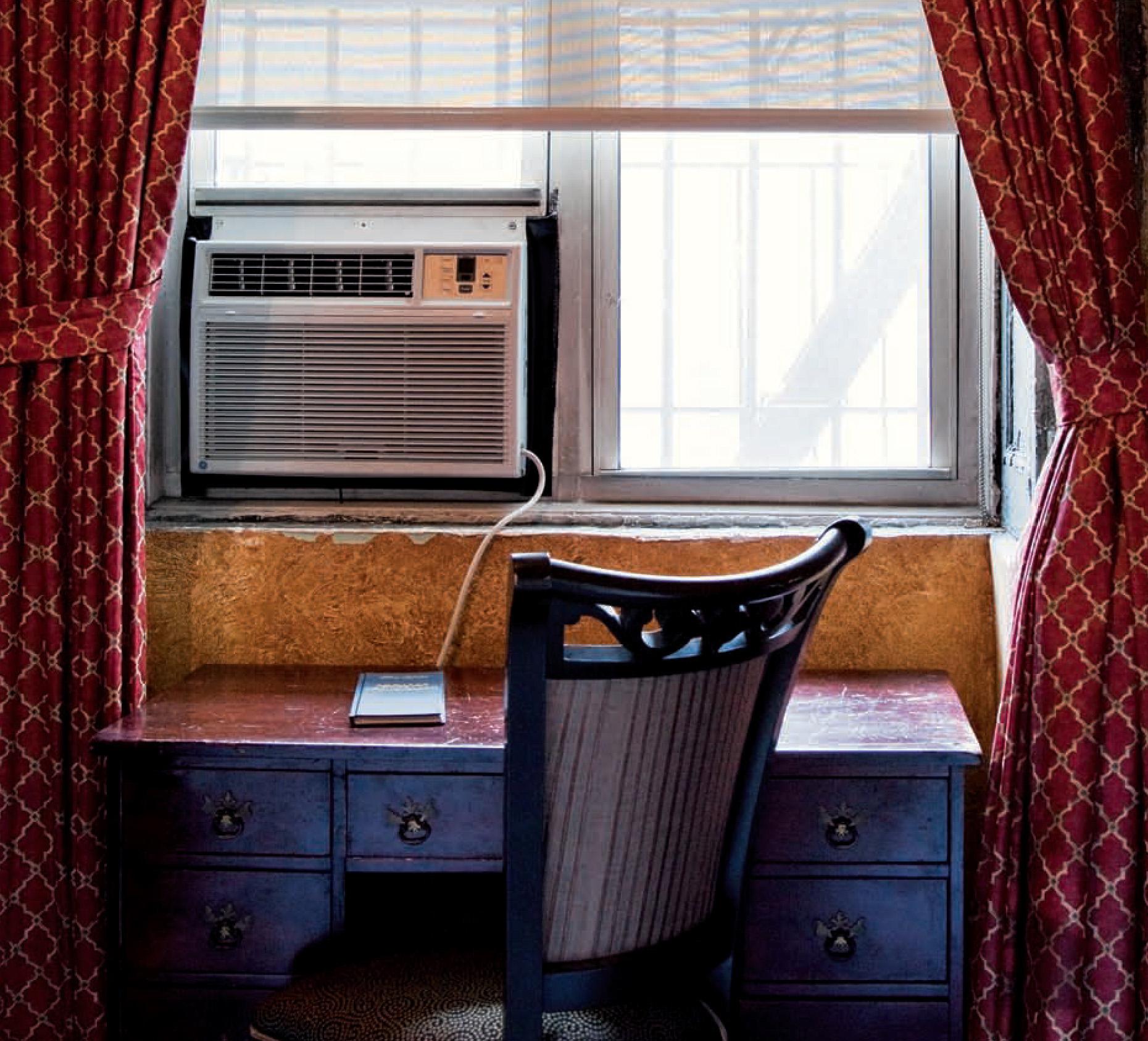 Hôtel Chelsea, New York. Chambre 532 - Contemporain Photograph par Victoria Cohen
