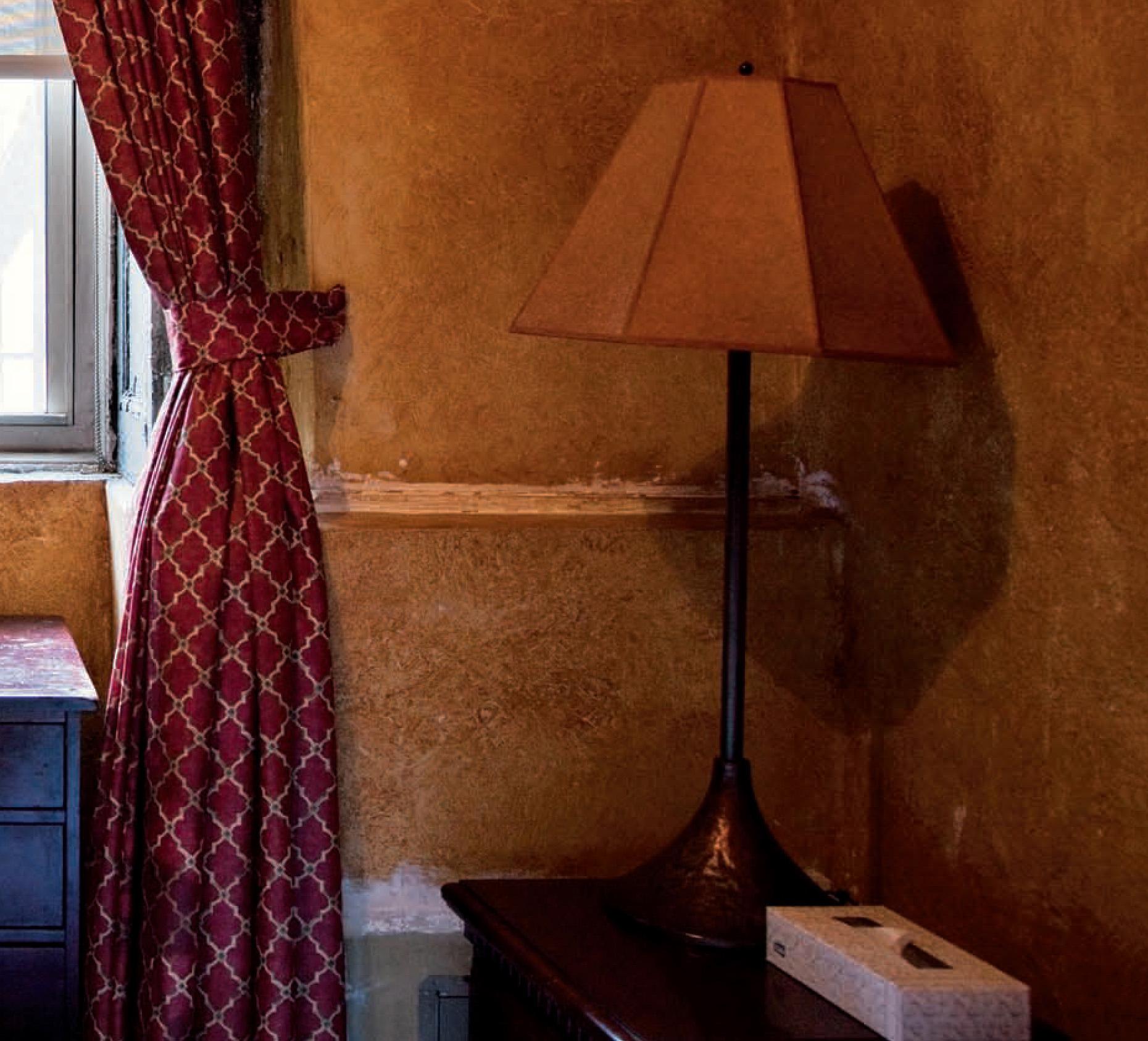 Hôtel Chelsea, New York. Chambre 532 - Marron Landscape Photograph par Victoria Cohen