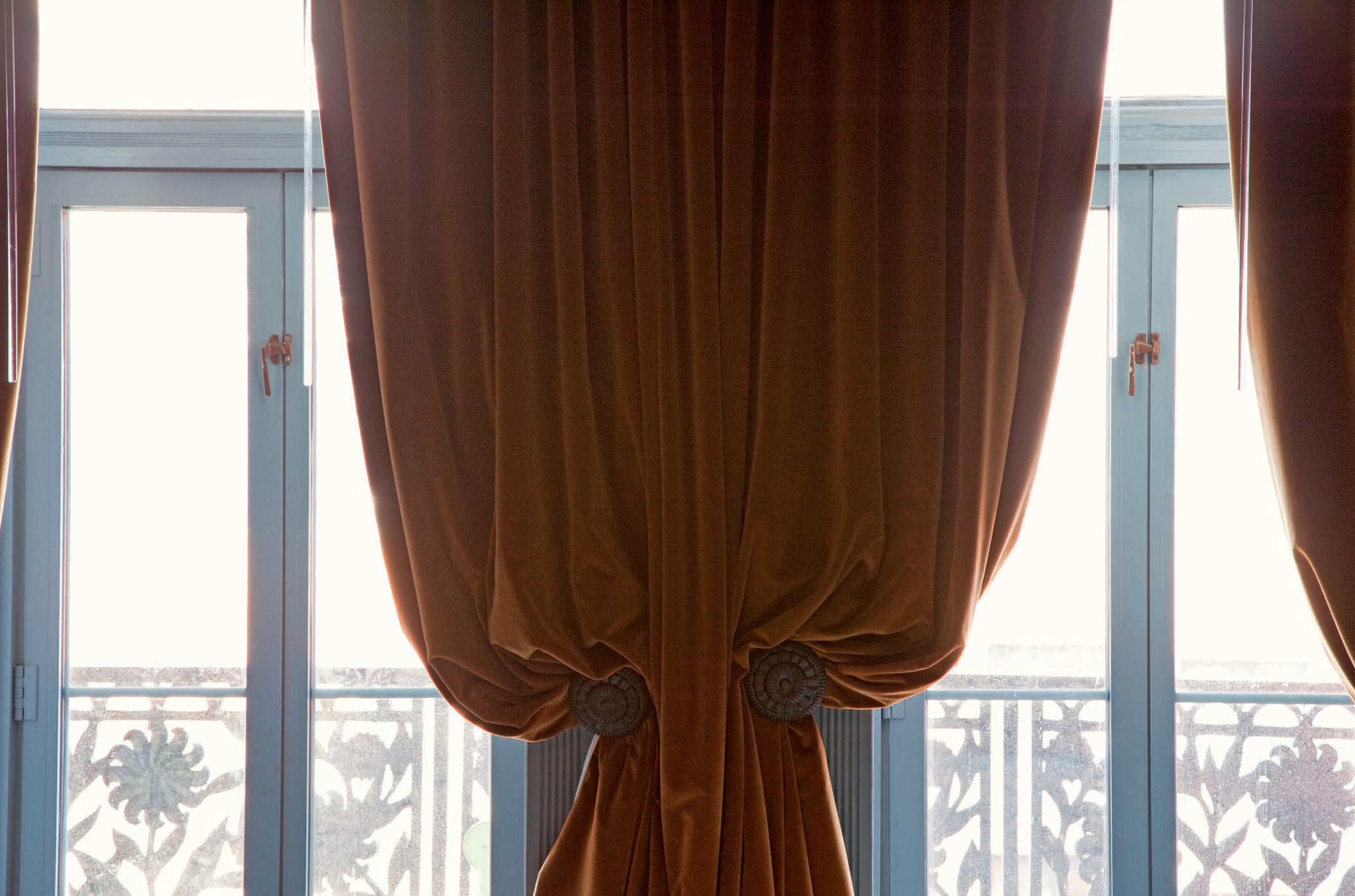 Color Photograph de Victoria Cohen - Hotel Chelsea, Nueva York. Sala 532