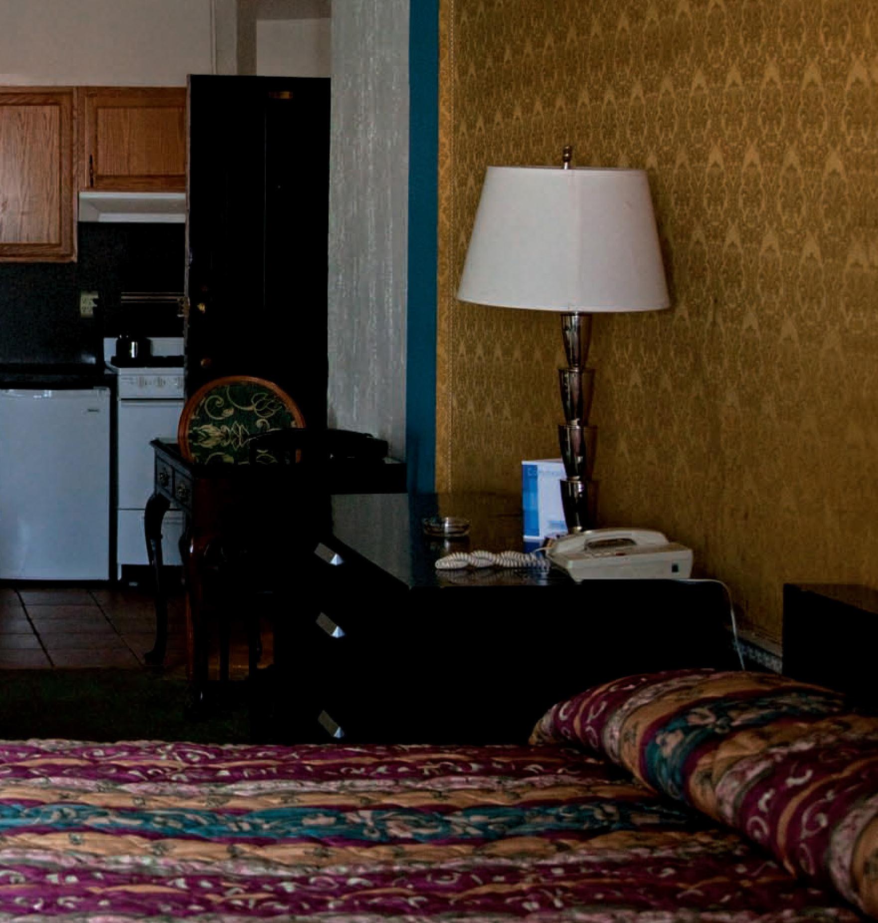 Hôtel Chelsea, New York. Chambre 617 - Marron Color Photograph par Victoria Cohen