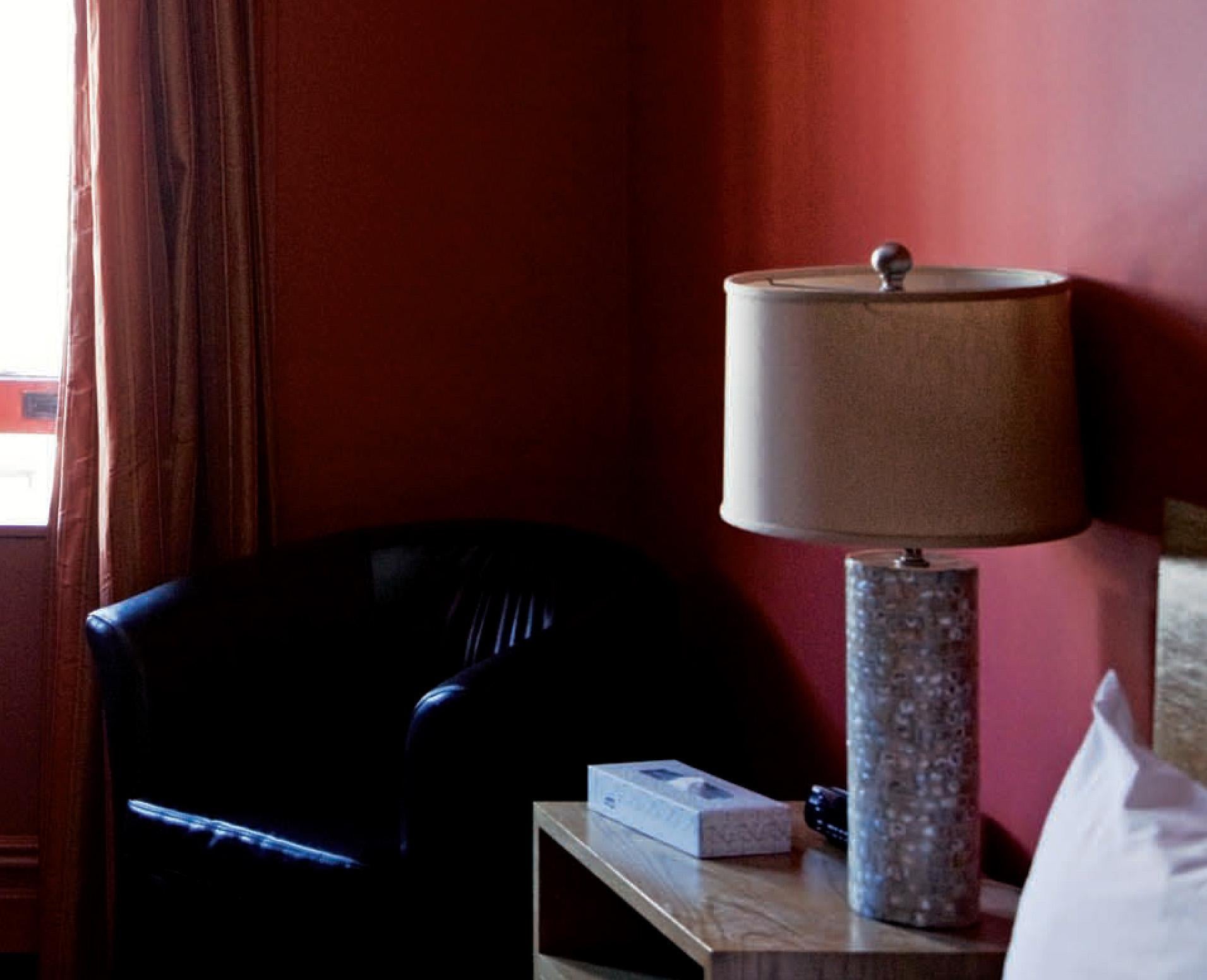 Hôtel Chelsea, New York. Chambre 617 - Noir Color Photograph par Victoria Cohen