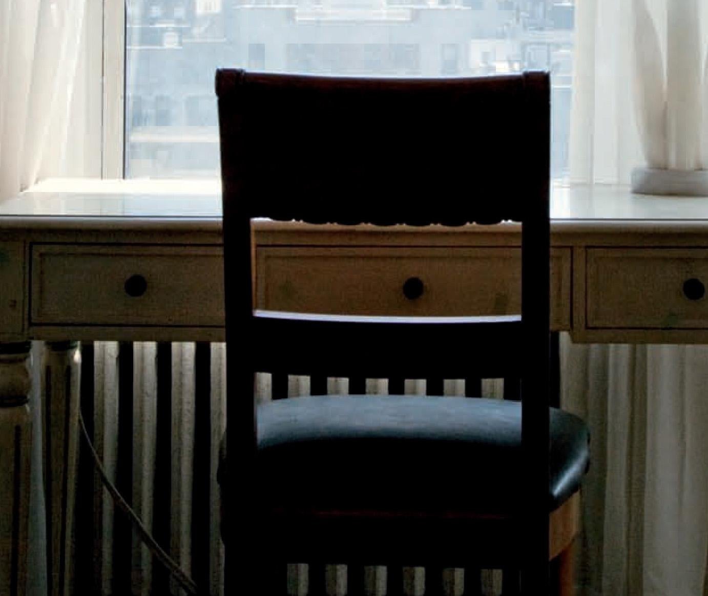 Hotel Chelsea, Nueva York. Sala 712 - Landscape Photograph Negro de Victoria Cohen