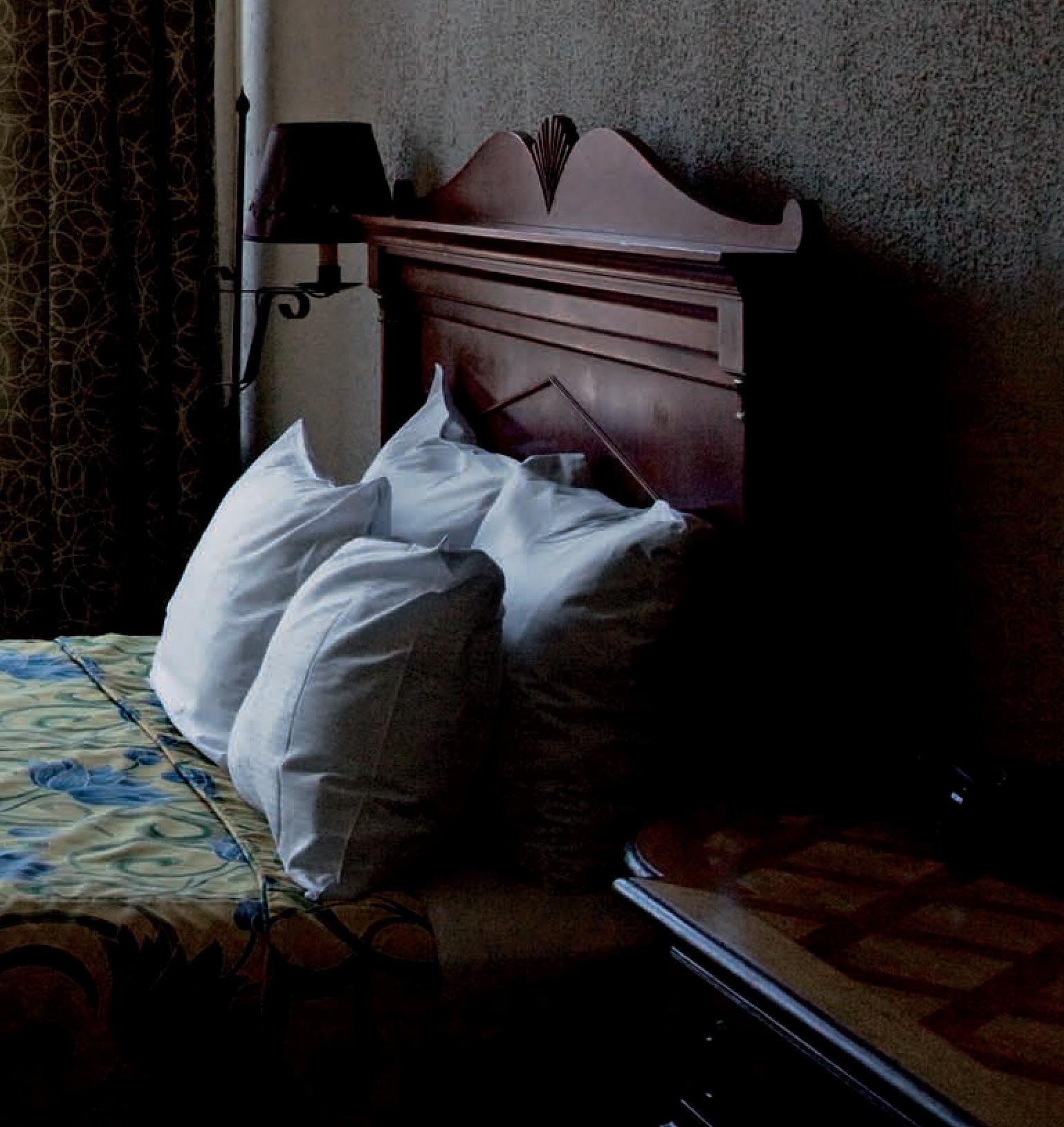 Hôtel Chelsea, New York. Chambre 821 - Contemporain Photograph par Victoria Cohen