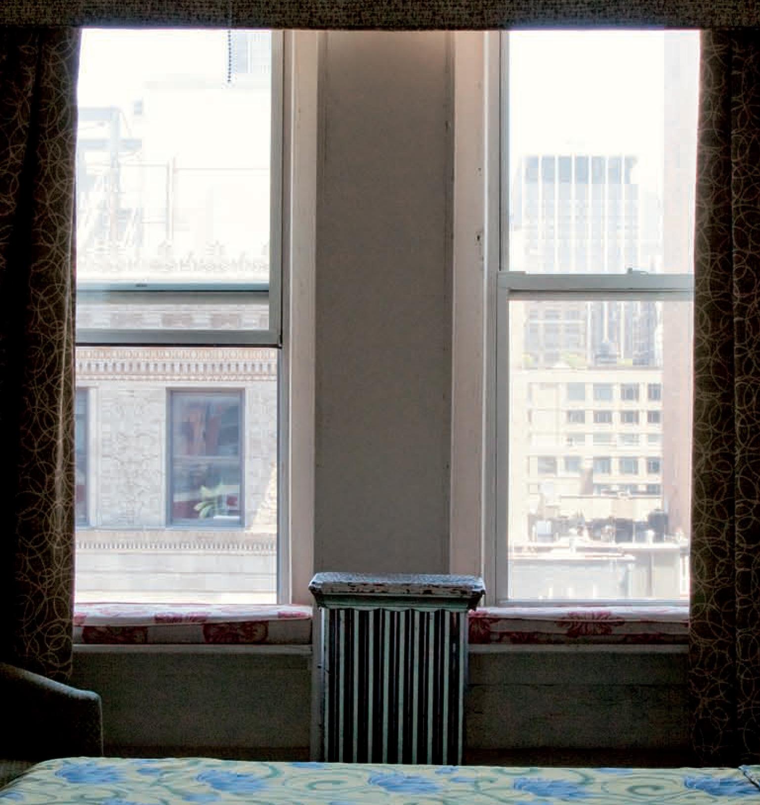 Hôtel Chelsea, New York. Chambre 821 - Noir Color Photograph par Victoria Cohen