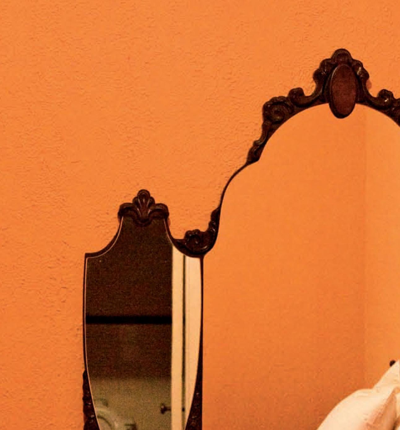 Hôtel Chelsea, New York. Chambre 822 - Contemporain Photograph par Victoria Cohen