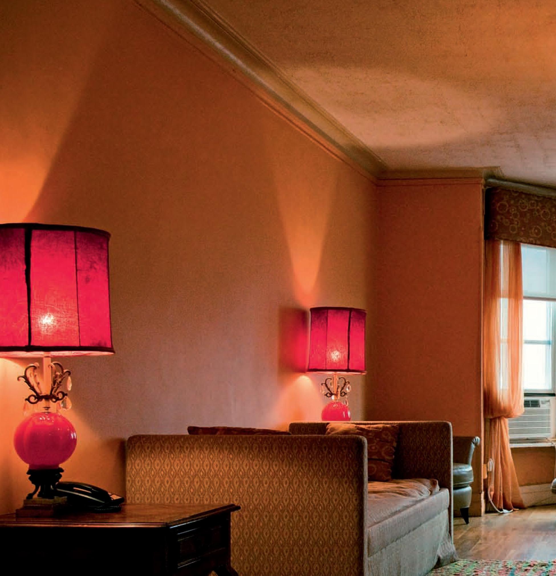 Hotel Chelsea, New York. Raum 822 (Braun), Color Photograph, von Victoria Cohen