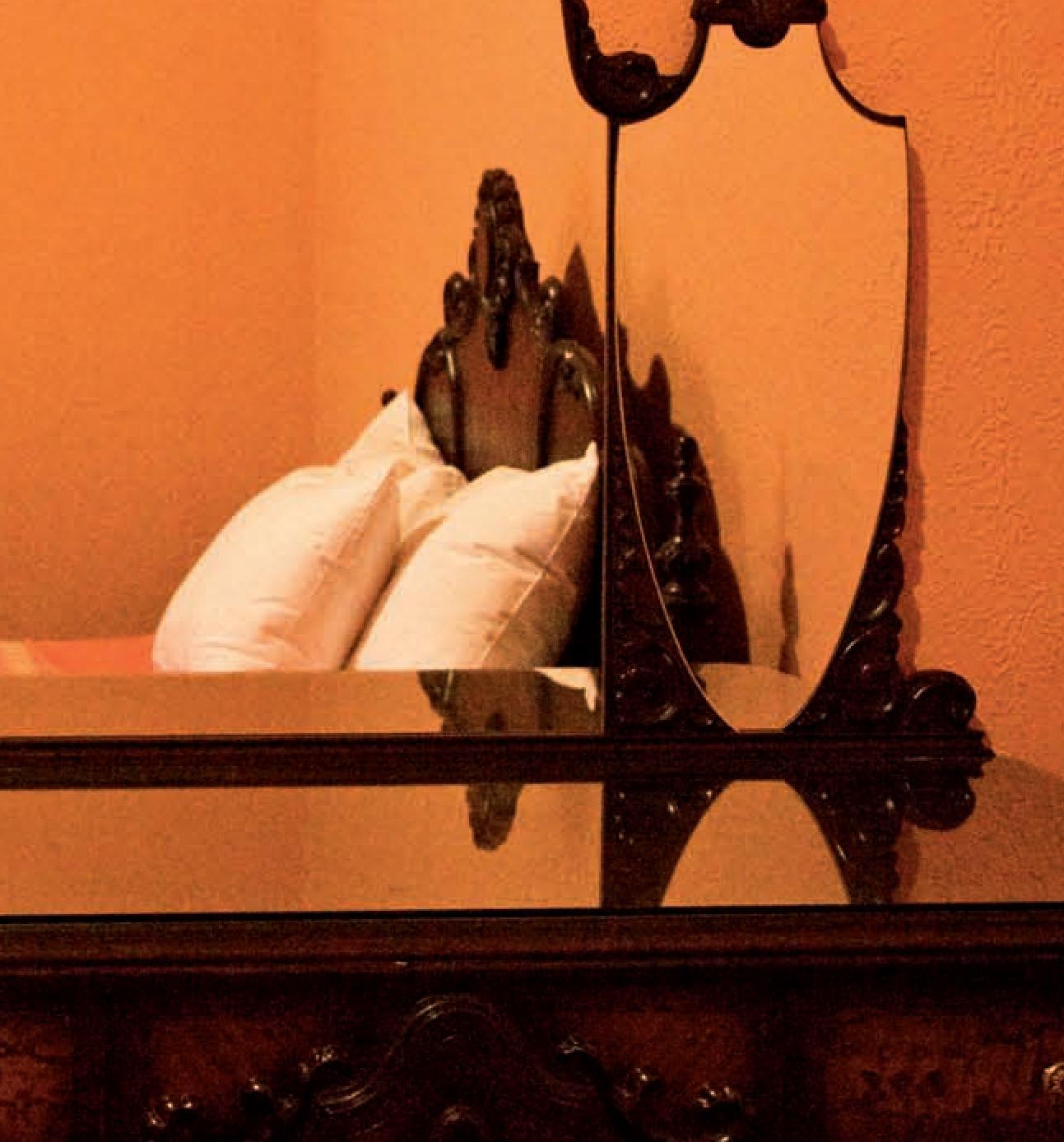 Hôtel Chelsea, New York. Chambre 822 - Orange Color Photograph par Victoria Cohen
