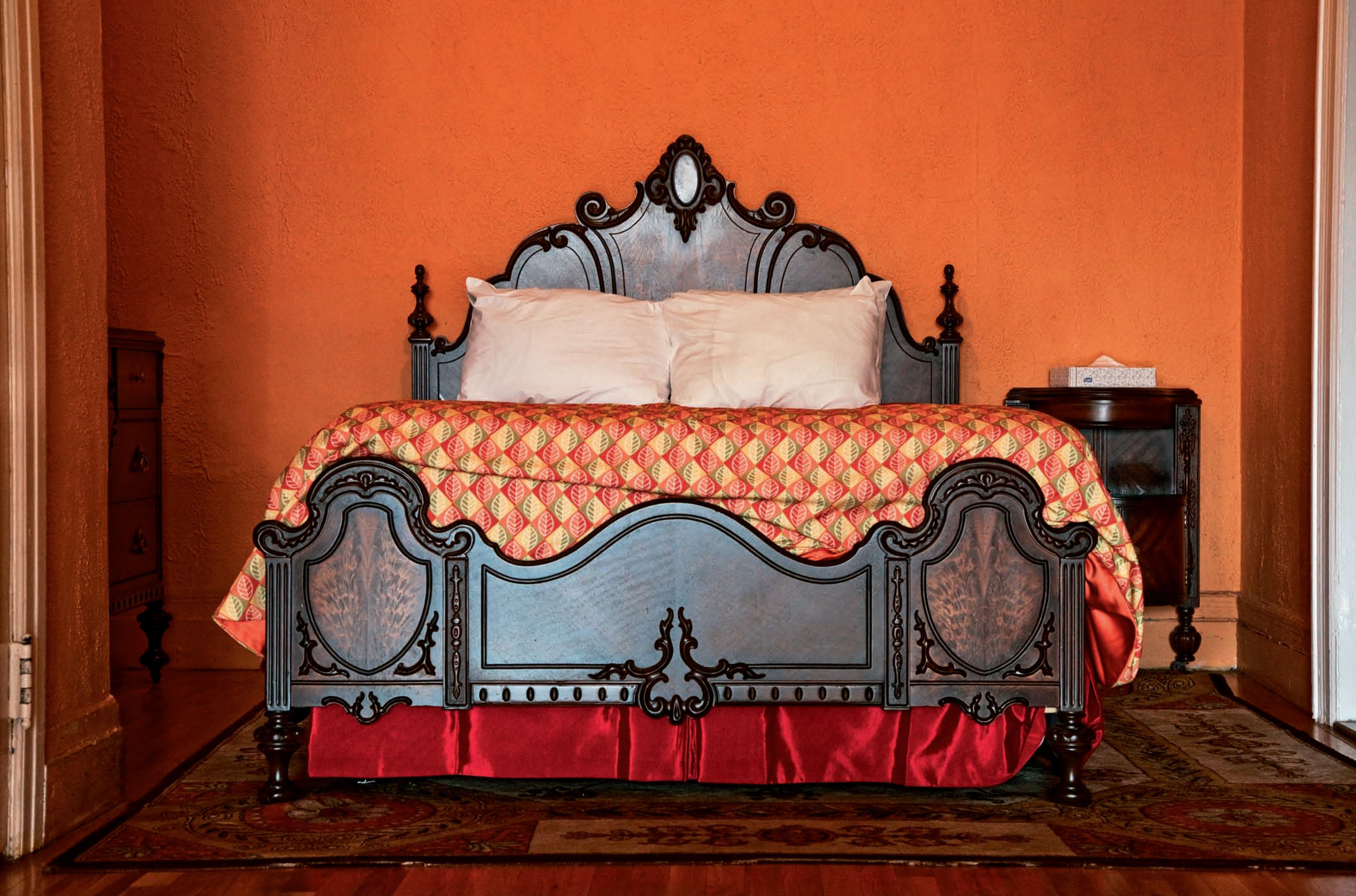 Landscape Photograph di Victoria Cohen - Hotel Chelsea, New York. ROOMS 822