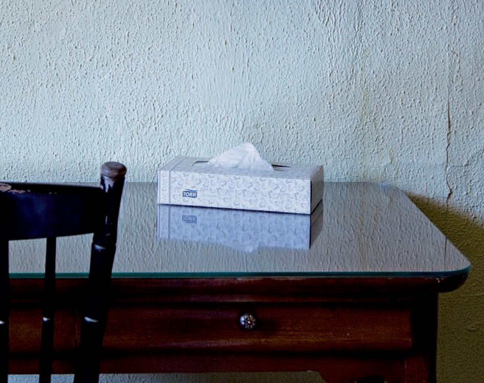 Hotel Chelsea, Nueva York. Sala 823 - Photograph Contemporáneo de Victoria Cohen