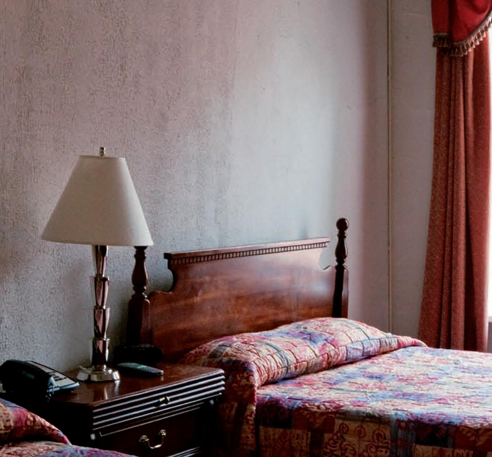 Hotel Chelsea, New York. Camera 905 - Photograph Contemporaneo di Victoria Cohen