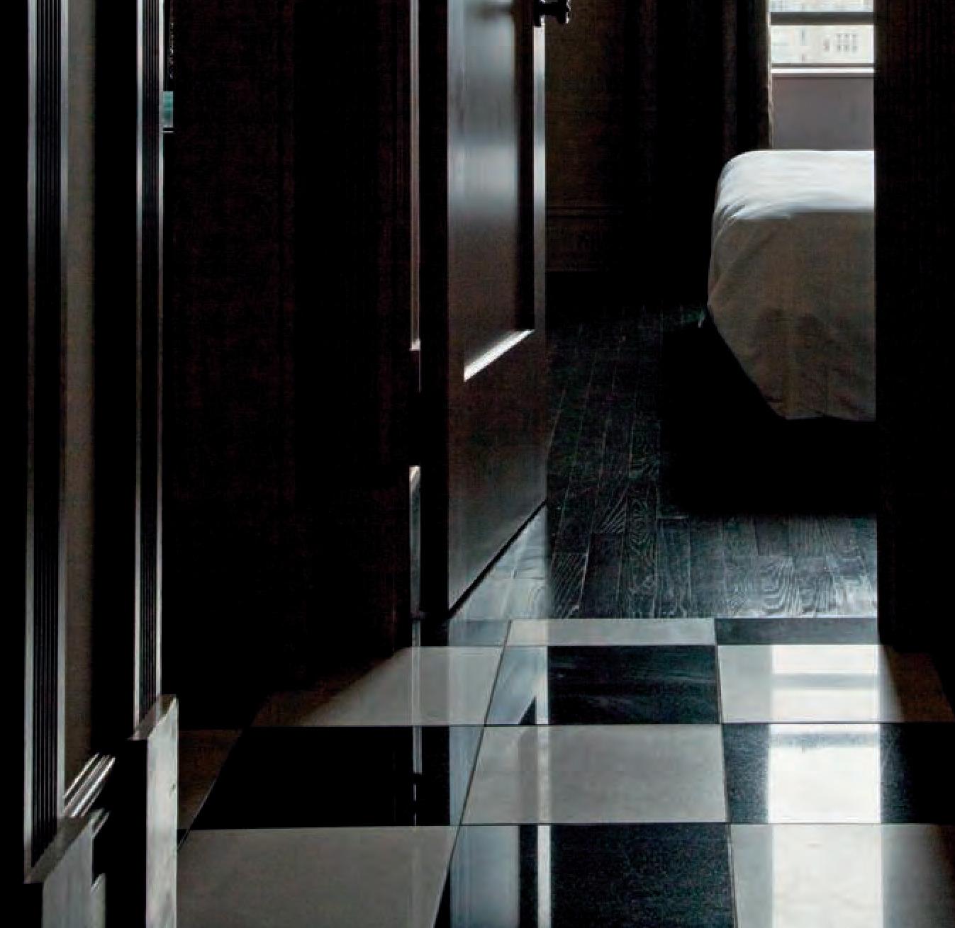 Hotel Chelsea, New York. Zehnth Floor, Süden (Schwarz), Color Photograph, von Victoria Cohen