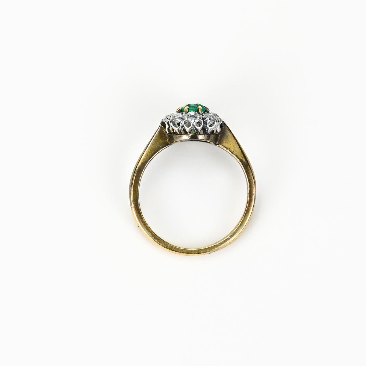 Viktorianischer kolumbianischer Smaragd- und Diamantring (Antiker Kissenschliff) im Angebot