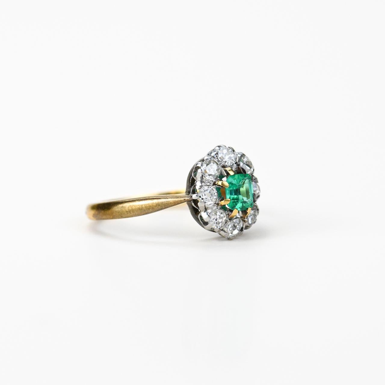 Victoria Colombian Emerald and Diamond Ring In Excellent Condition For Sale In Banbury, GB