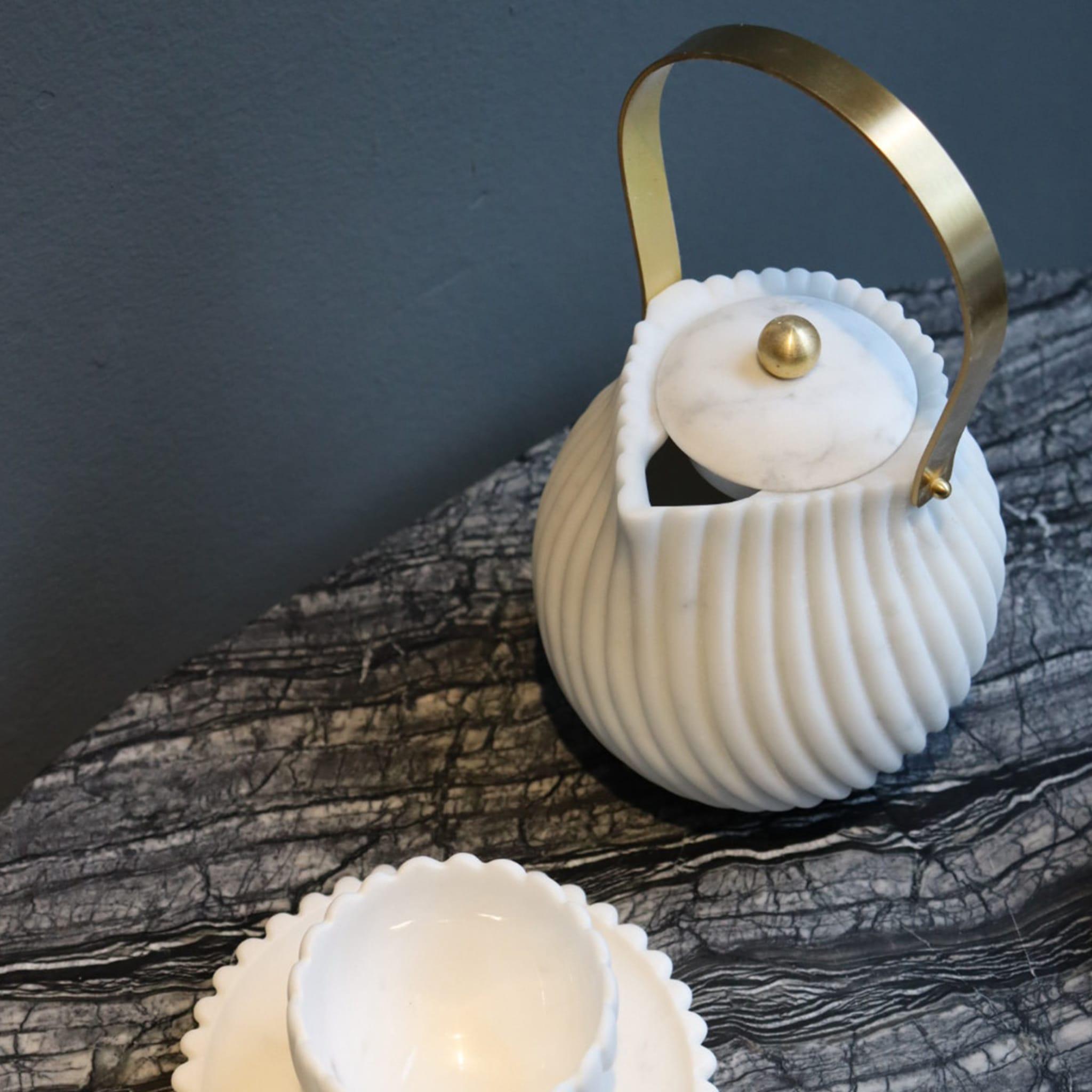 Dieses exquisite Set ist von der klassischen britischen Tradition des Afternoon Tea inspiriert und wurde aus einer Kombination von edlen Materialien hergestellt: Marmor und Messing. Das Set besteht aus einer Zuckerdose, zwei Teetassen mit