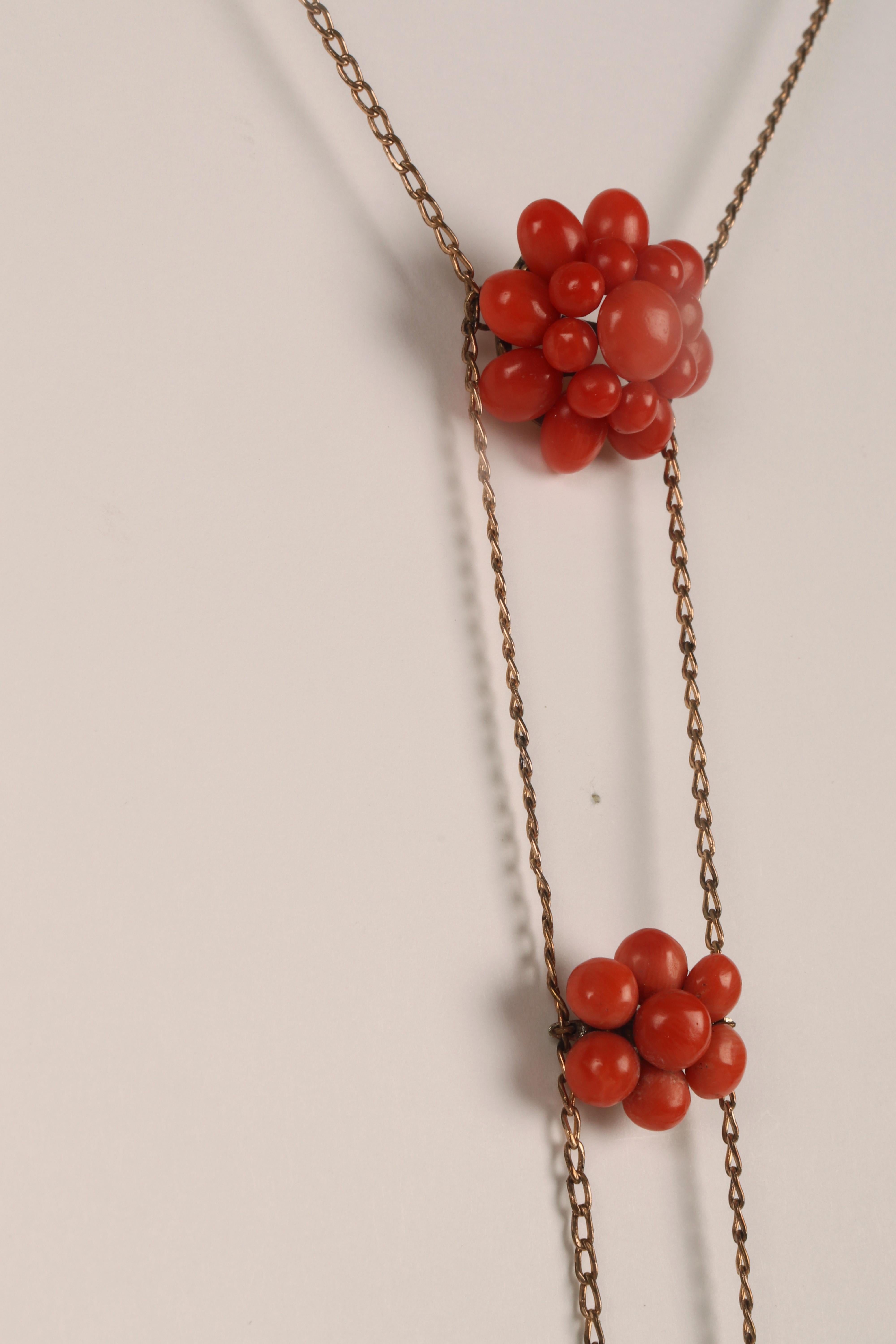 Victoria era gold and Sciacca coral long chain, England 1870.   In Good Condition For Sale In Milan, IT