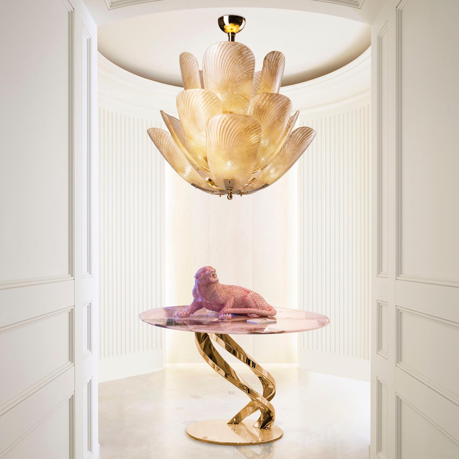 Der **Victoria Kronleuchter - Gold Edition** von Villari stellt den Höhepunkt der italienischen Dekorationskunst dar, ein Meisterwerk, das über die Funktion hinausgeht und ein reiner Ausdruck von Luxus und Handwerkskunst ist. Dieser Kronleuchter aus