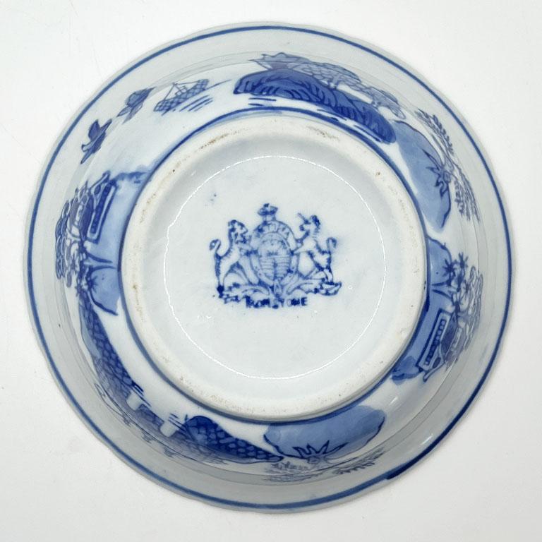 Eine blau-weiße Chinoiserie-Keramikschale oder Schmuckschale. Dieses Stück ist auf der Unterseite als Victoria Ironstone gekennzeichnet. Die Schale ist sowohl innen als auch außen mit traditionellen chinesischen Stillleben verziert. Einige der