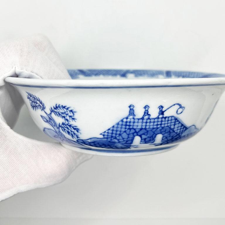 Viktorianische Ironstone Flow Blaue und weiße Chinoiserie Trinket-Schale oder Auffangschale aus Eisenstein im Zustand „Gut“ im Angebot in Oklahoma City, OK