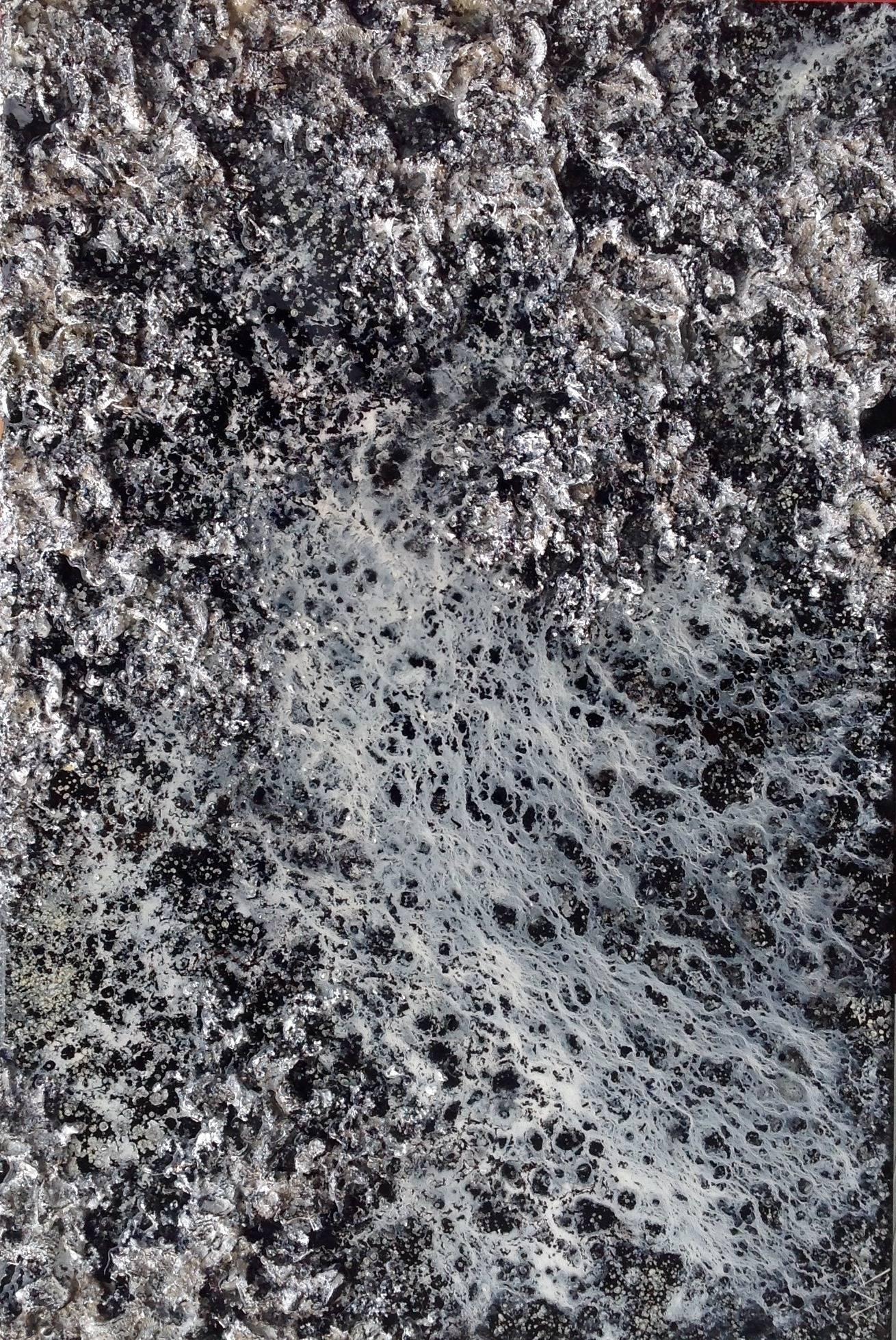 Sculpture murale abstraite en résine texturée noir et blanc - The Earth XXVIII - Minimaliste Mixed Media Art par Victoria Kovalenchikova