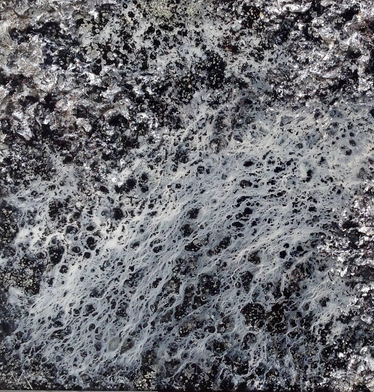 Sculpture murale abstraite en résine texturée noir et blanc - The Earth XXVIII en vente 3