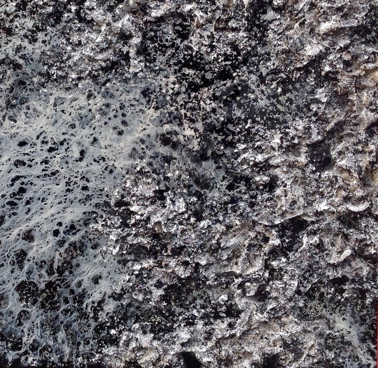 Sculpture murale abstraite en résine texturée noir et blanc - The Earth XXVIII en vente 5