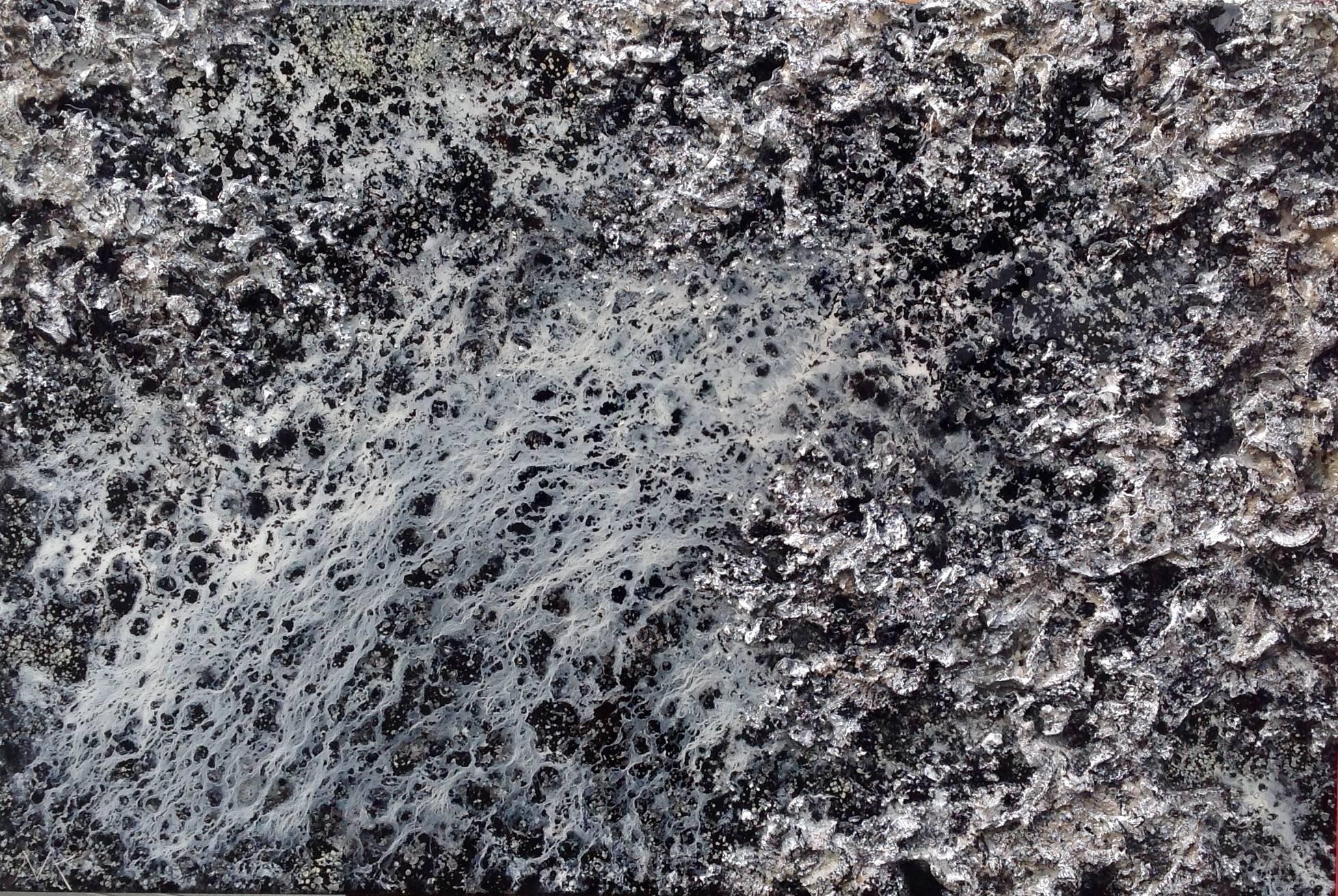 Wandskulptur aus strukturiertem abstraktem Harz in Schwarz-Weiß, Kunstwerk der Erde XXVIII