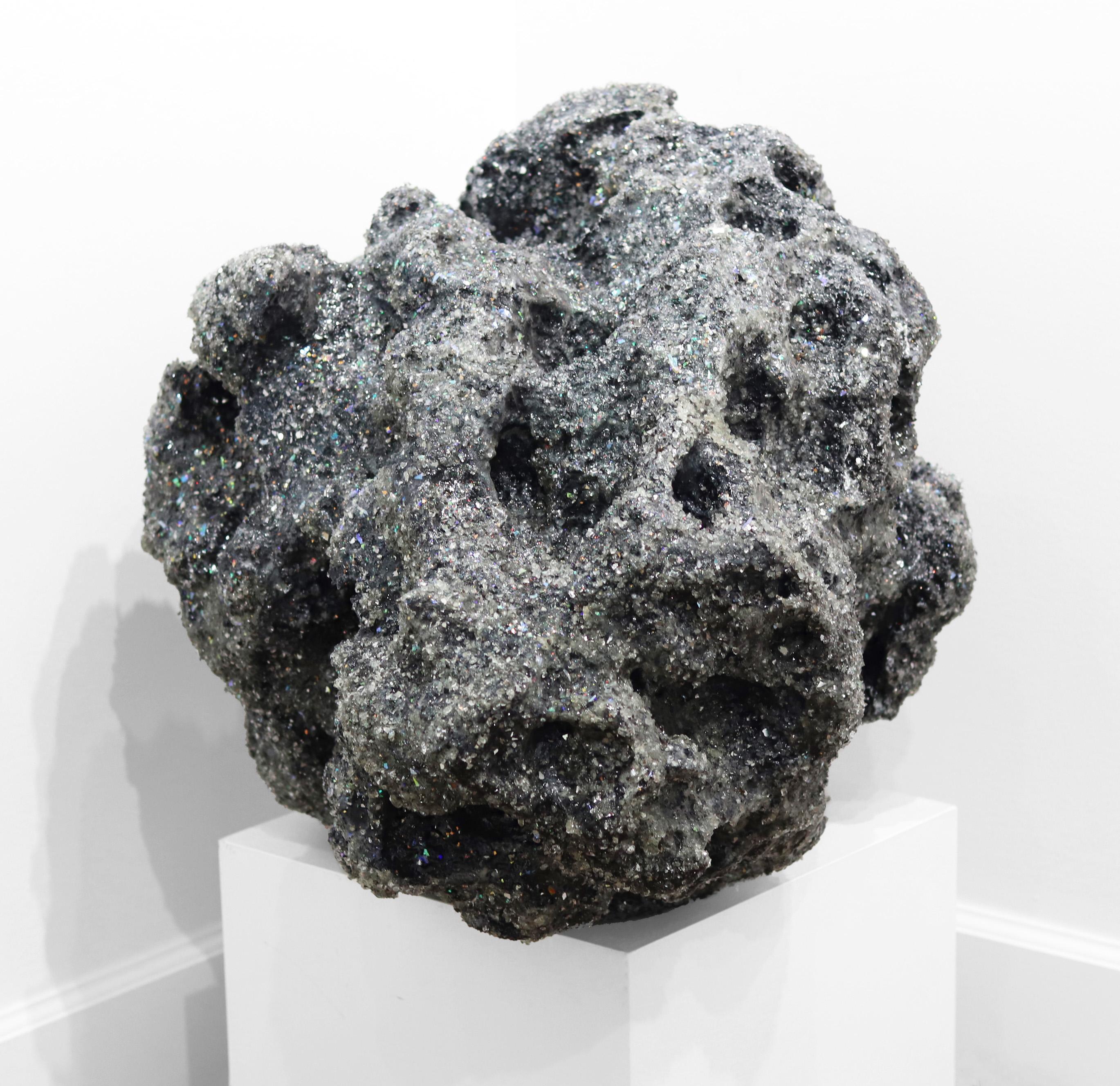 Out Of Space - Grand miroir extérieur, sculpture de météorite texturée en argent en vente 2