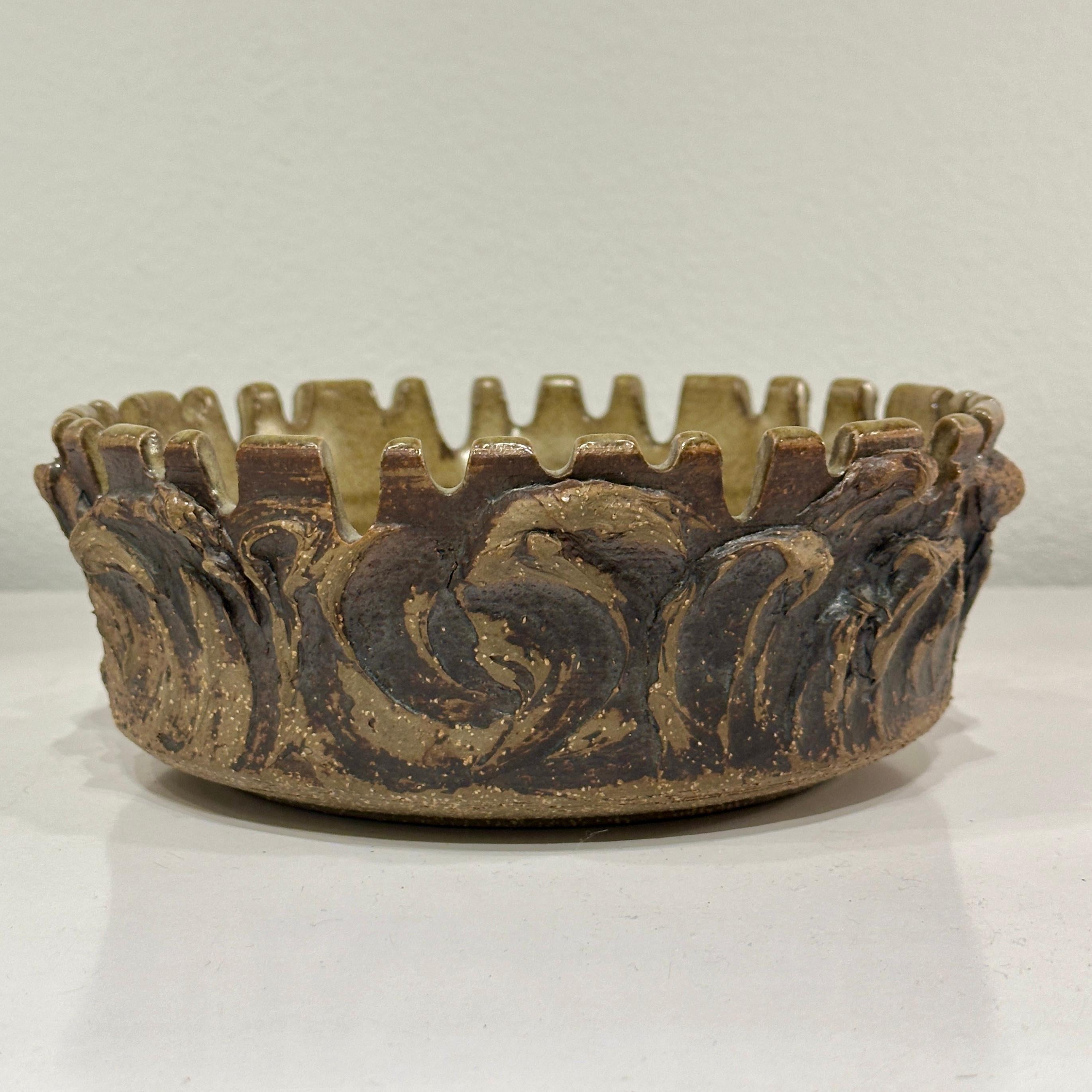 Victoria Littlejohn California Pottery Ciotola in ceramica dentellata, 1960 ca.

La ciotola misura 7