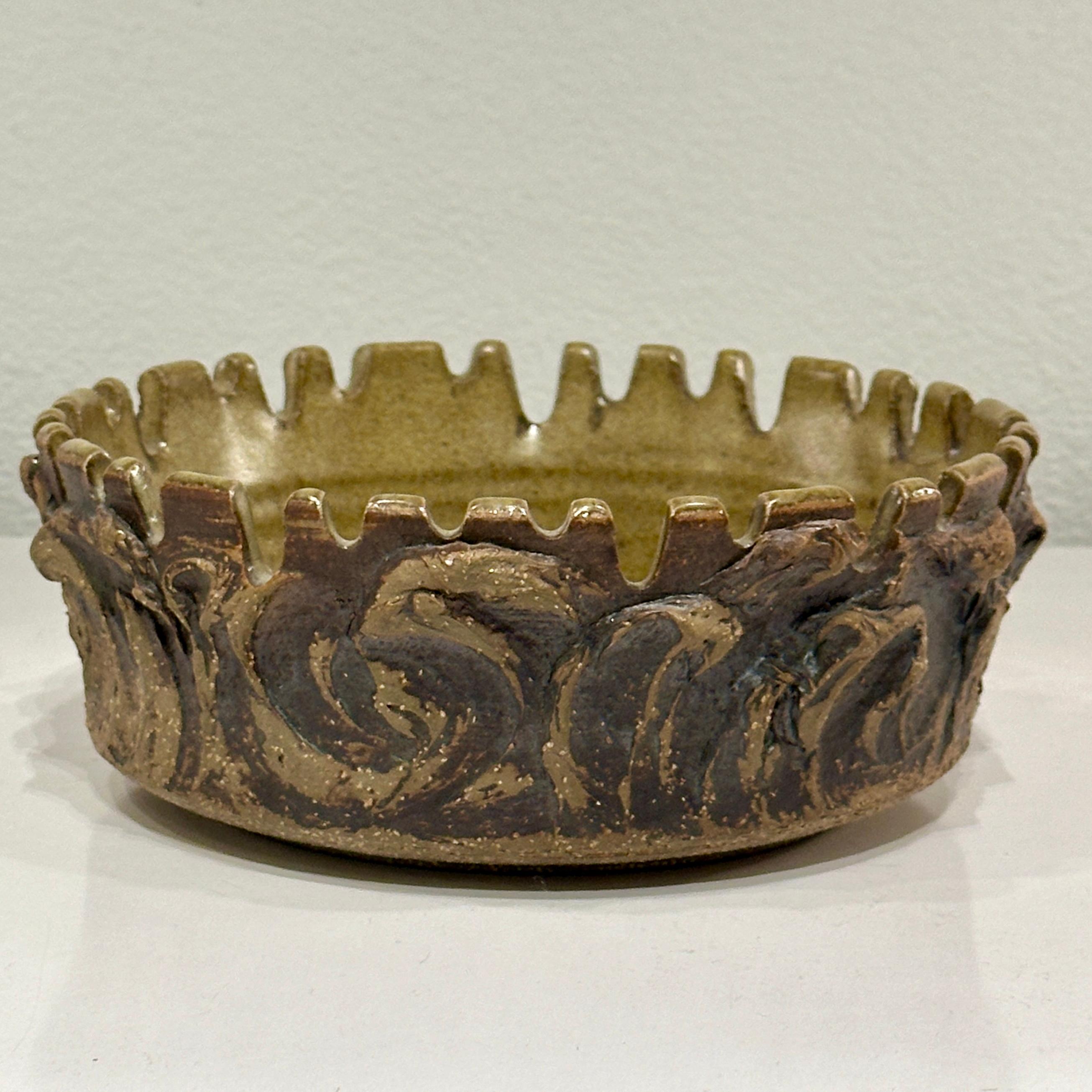Mid-Century moderno Victoria Littlejohn California Pottery  Ciotola in ceramica dentellata, 1960 ca in vendita