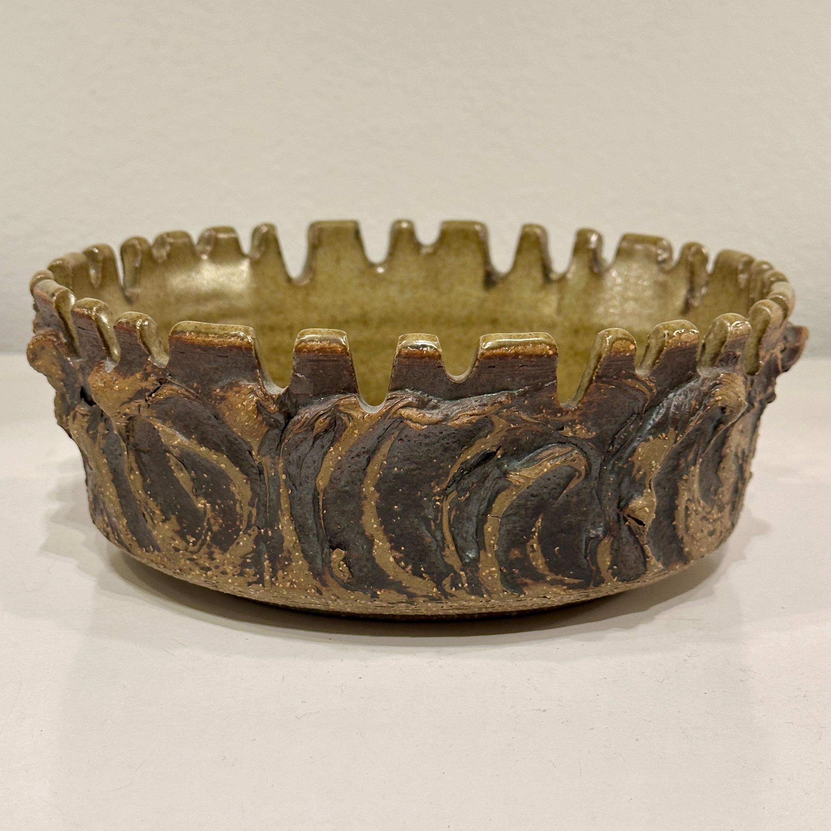 Americano Victoria Littlejohn California Pottery  Ciotola in ceramica dentellata, 1960 ca in vendita