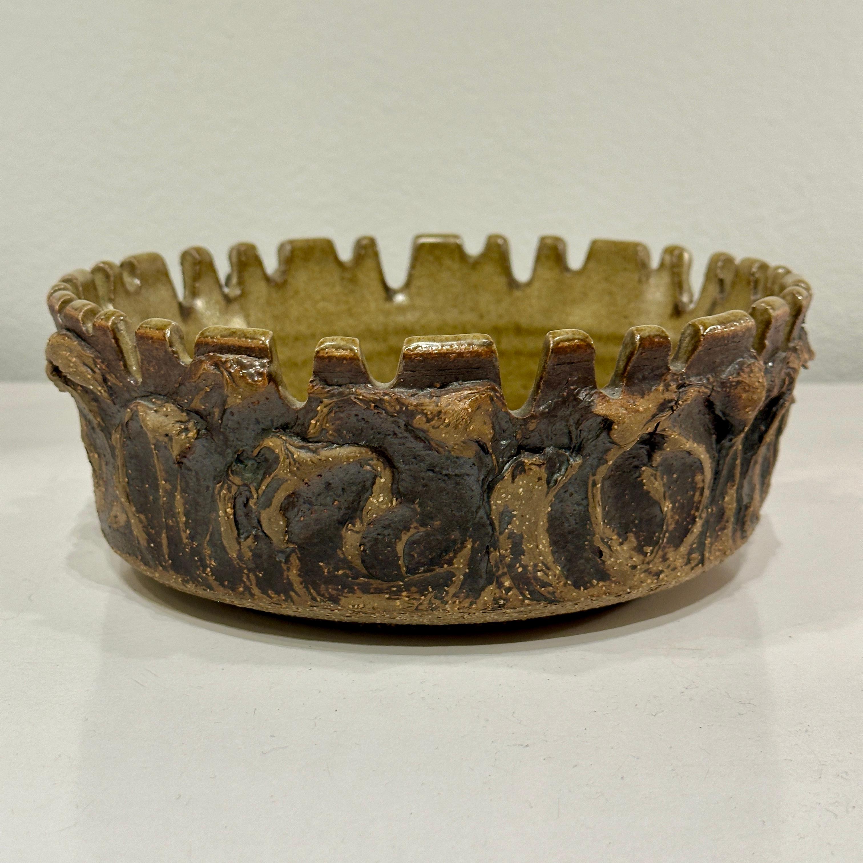 Smaltato Victoria Littlejohn California Pottery  Ciotola in ceramica dentellata, 1960 ca in vendita