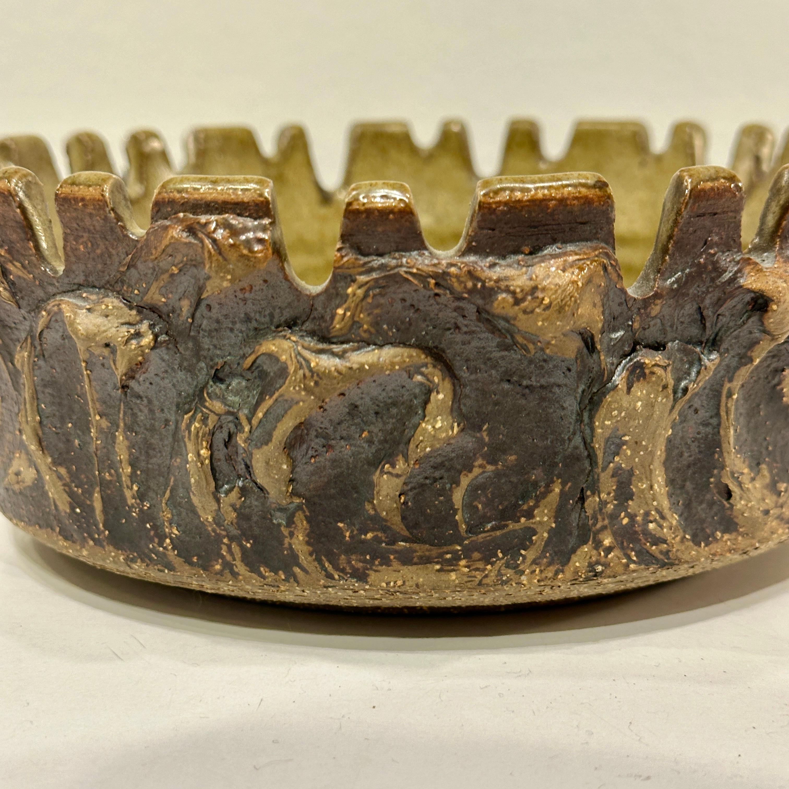 XX secolo Victoria Littlejohn California Pottery  Ciotola in ceramica dentellata, 1960 ca in vendita