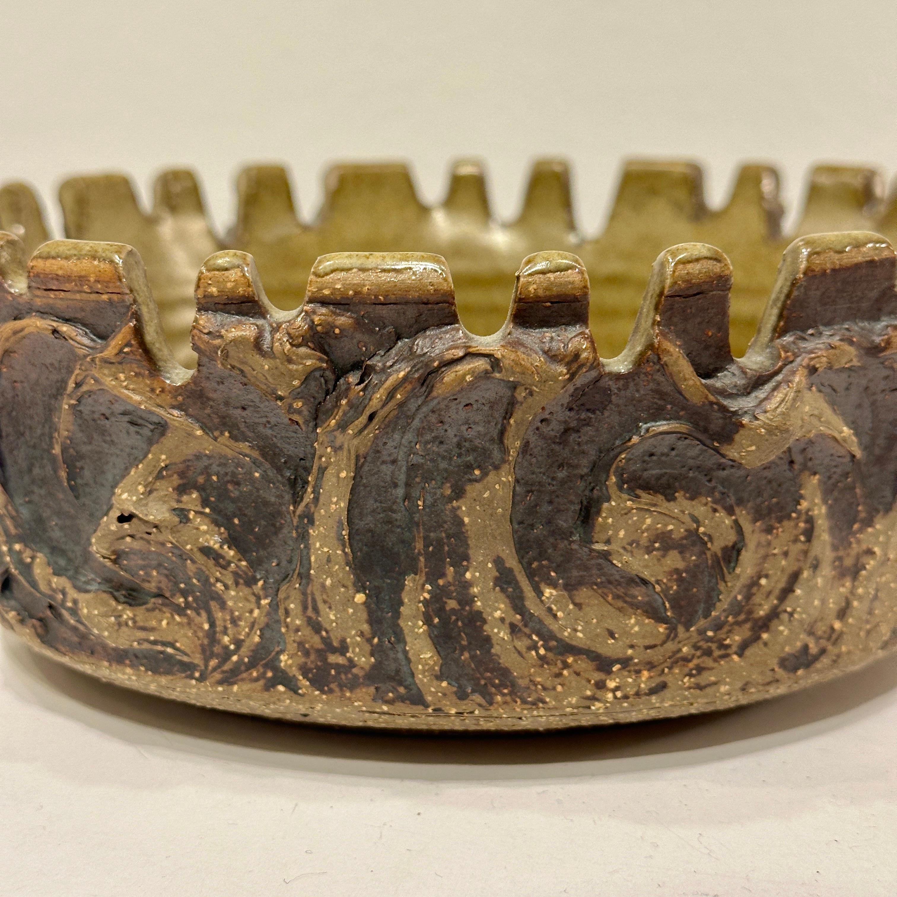 Terracotta Victoria Littlejohn California Pottery  Ciotola in ceramica dentellata, 1960 ca in vendita