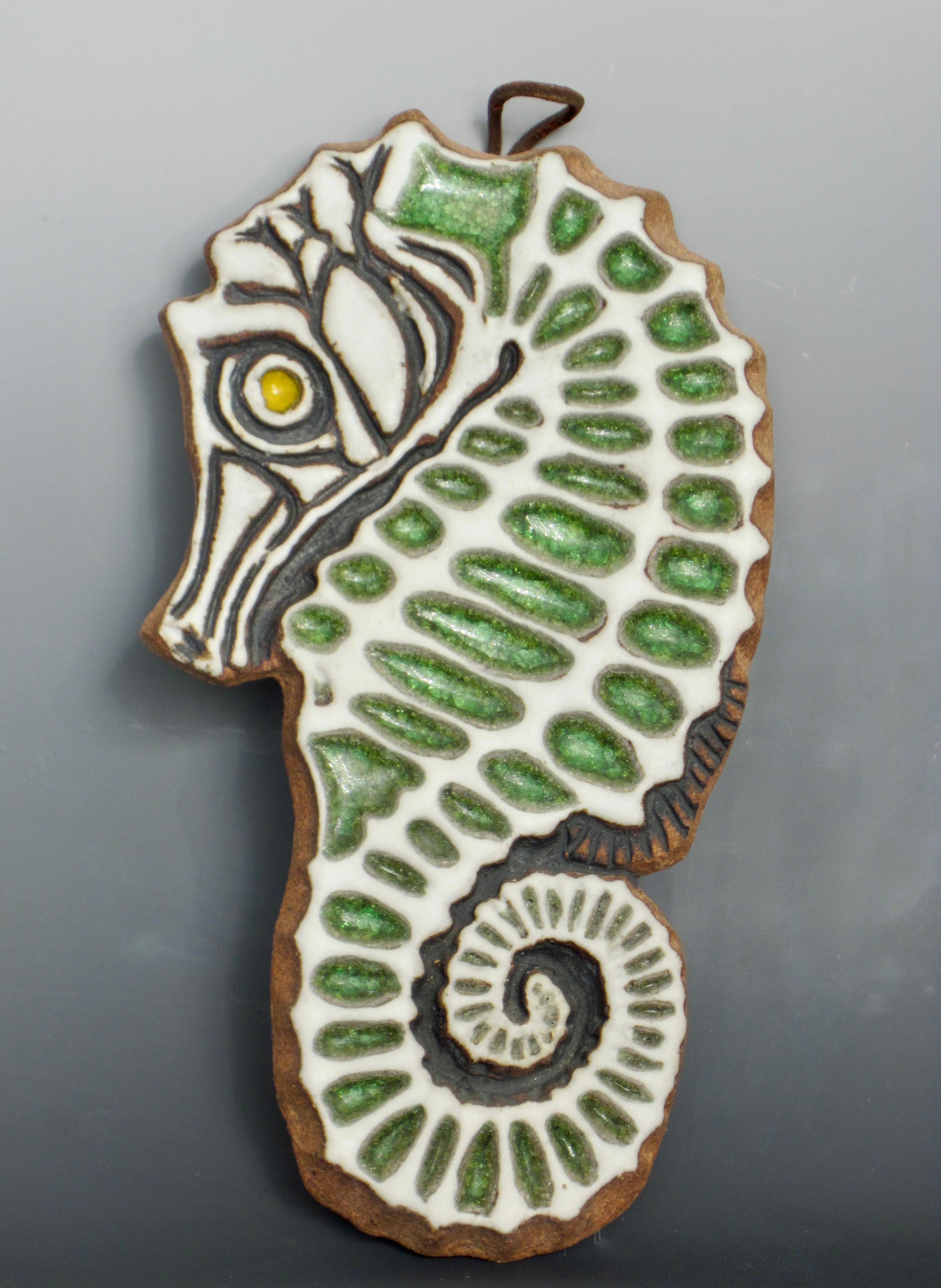 Sculpture d'hippocampe en terre cuite réalisée à la main dans les années 1970 par Victoria Littlejohn, potière californienne. Une pièce précoce et peu commune de l'artiste. Support en liège avec boucle en cuir pour accrochage mural. Très bon état